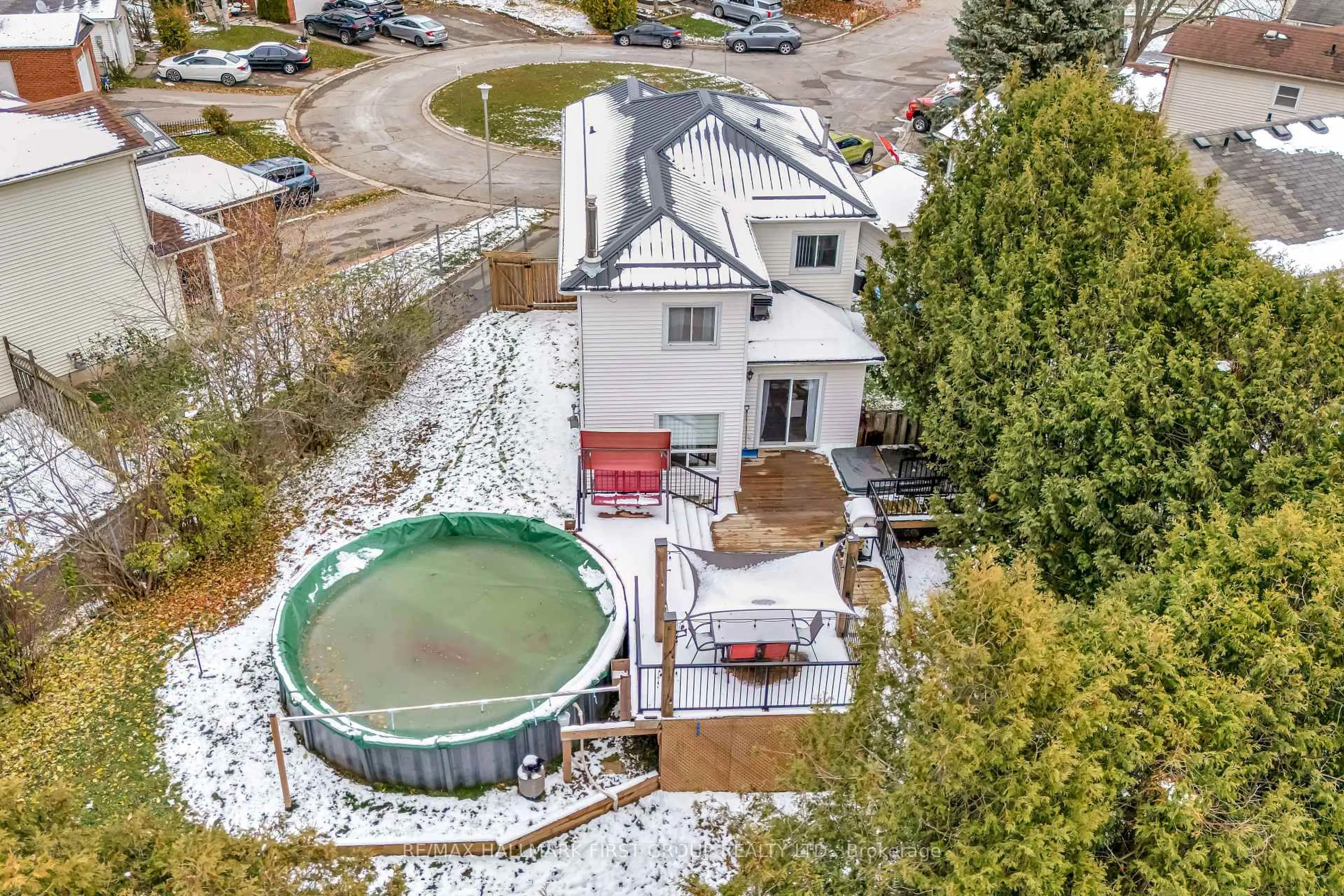 A pic from outside/outdoor area/front of a property/back of a property/a pic from drone, water/lake/river/ocean view for 18 Curtis Crt, Port Hope Ontario L1A 4H5
