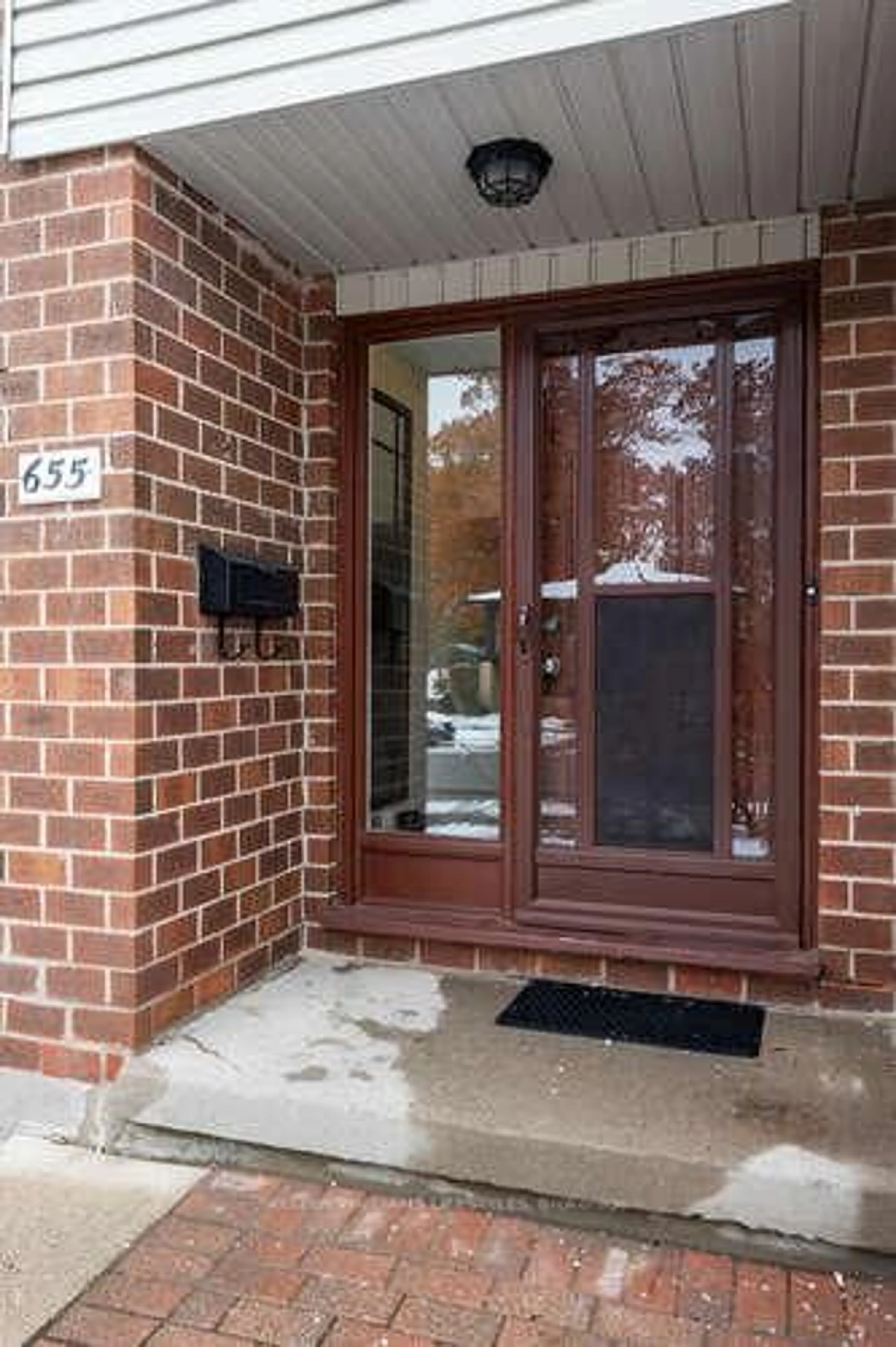 Indoor entryway for 655 Griffith St, London South Ontario N6K 2S5