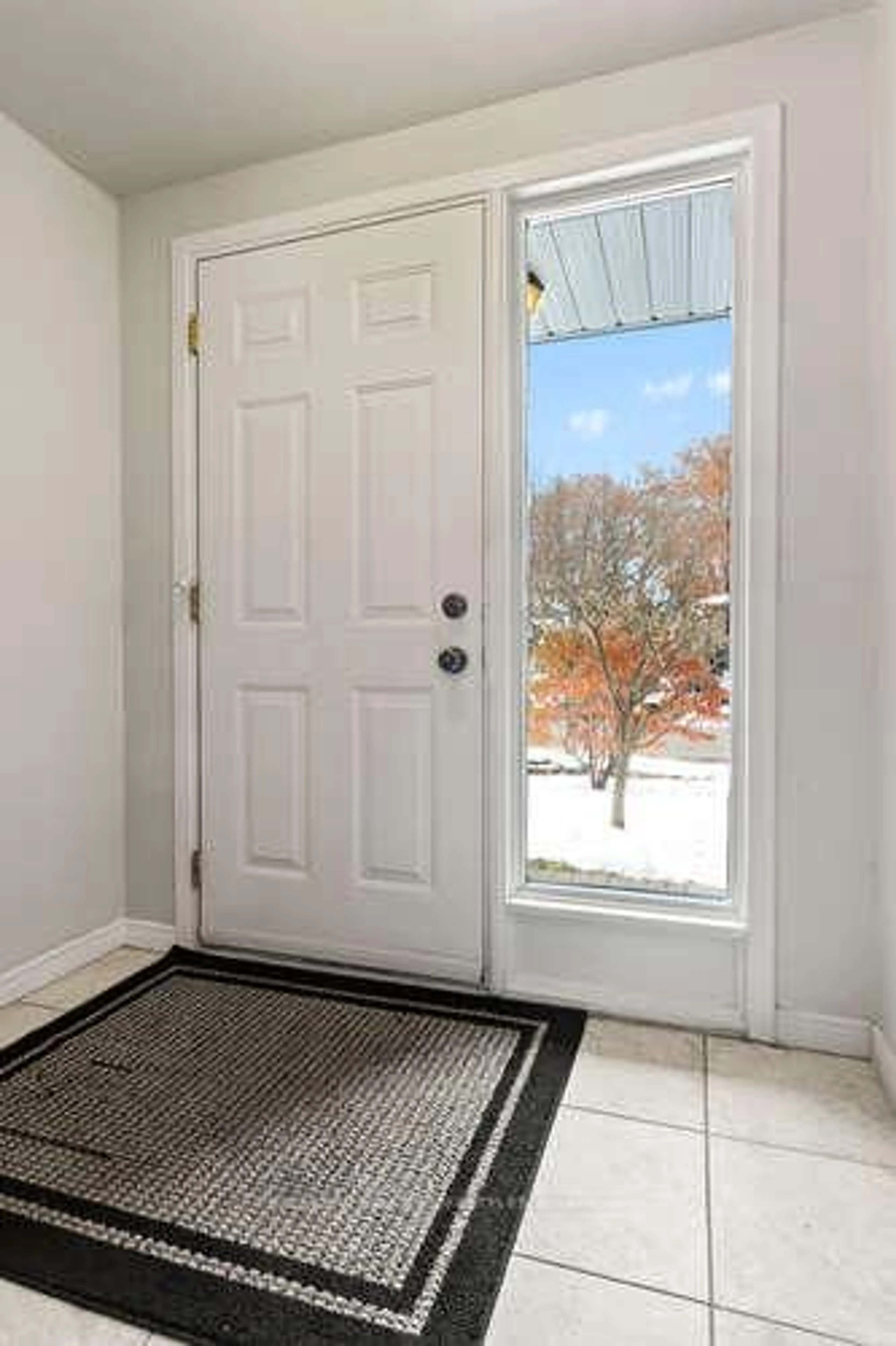 Indoor entryway for 655 Griffith St, London South Ontario N6K 2S5