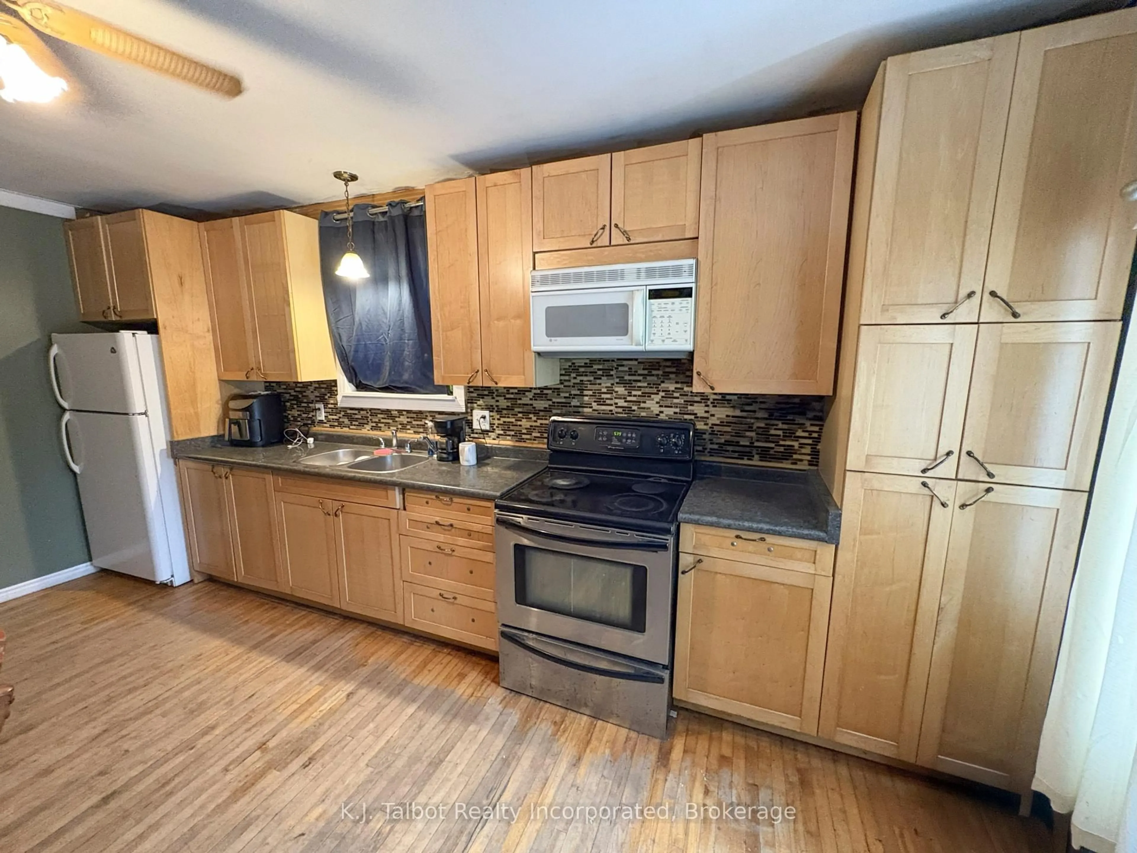 Standard kitchen, unknown for 7 Jane St, Morris Turnberry Ontario N0G 1E0