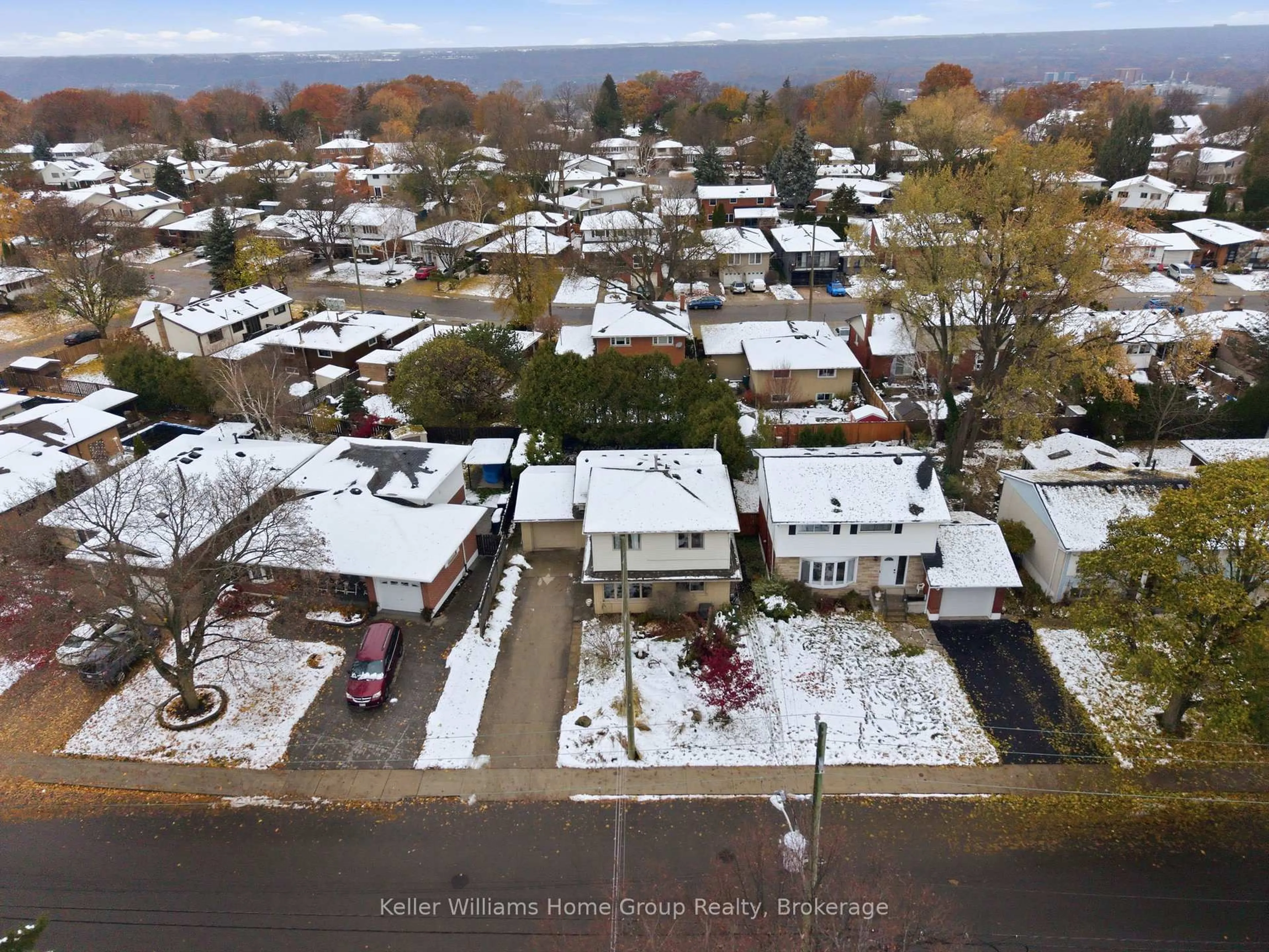 A pic from outside/outdoor area/front of a property/back of a property/a pic from drone, street for 152 San Pedro Dr, Hamilton Ontario L9C 2C8