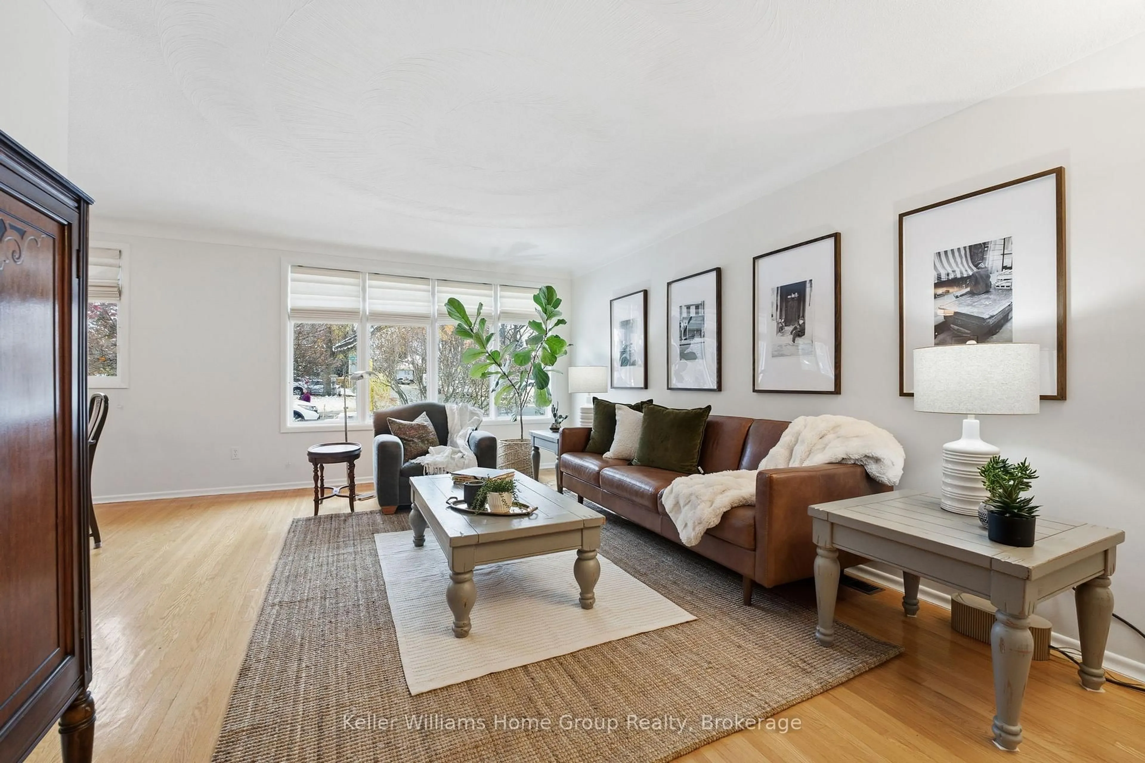 Living room with furniture, unknown for 152 San Pedro Dr, Hamilton Ontario L9C 2C8