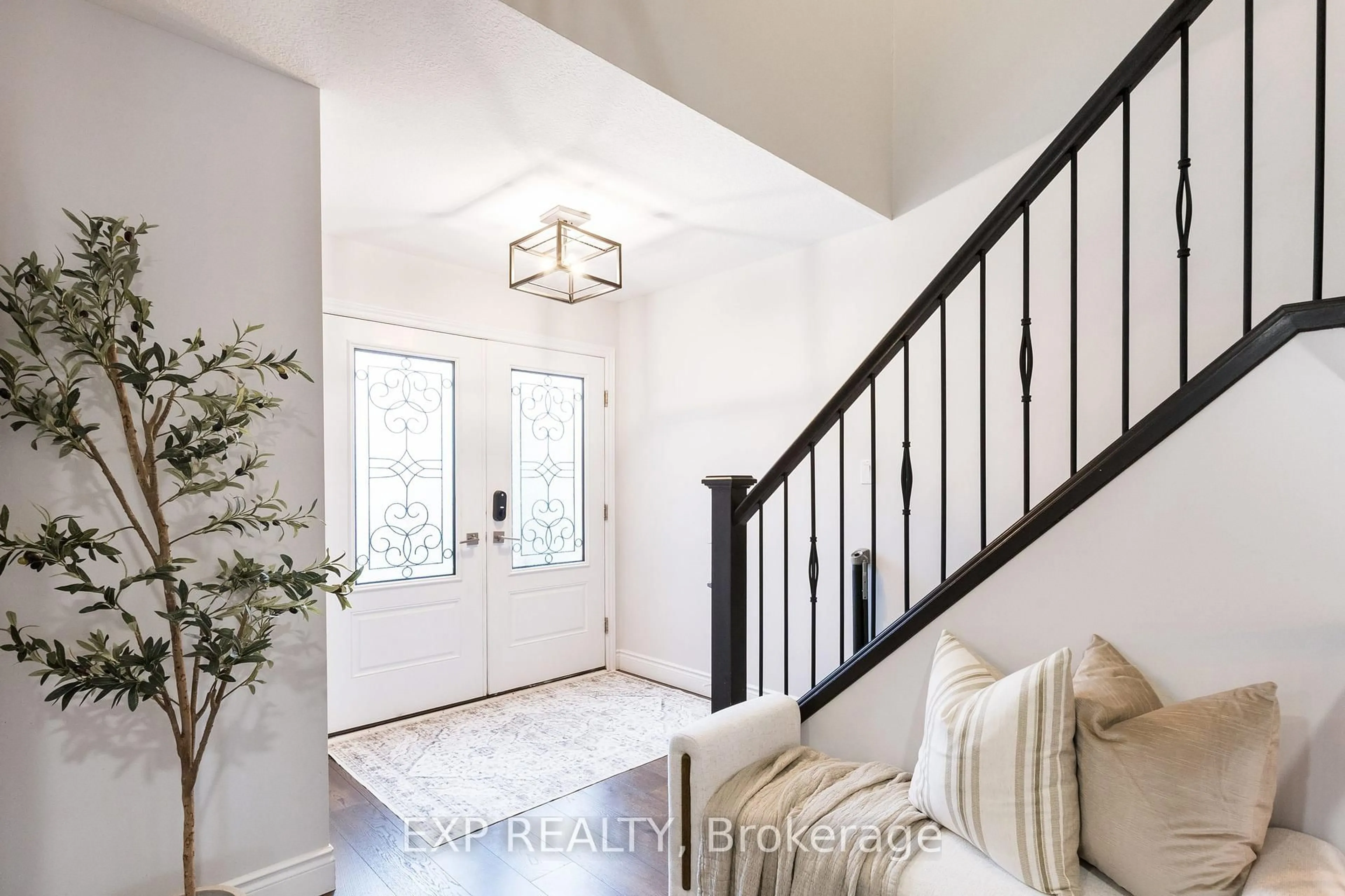 Indoor entryway for 2180 YELLOWBIRCH Pl, London North Ontario N6G 5C1