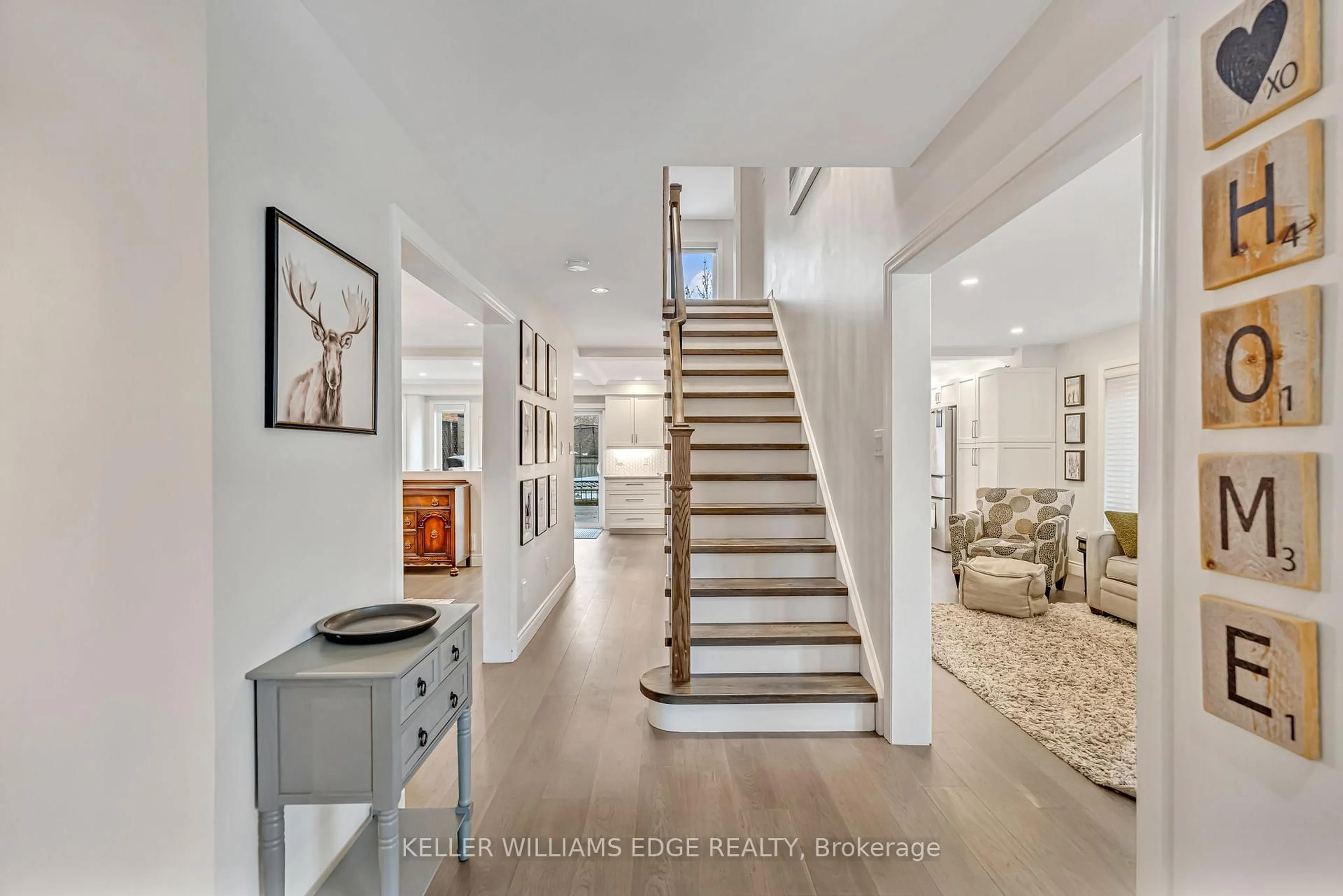 Indoor entryway for 8 Keewaydin St, Hamilton Ontario L8B 0K1