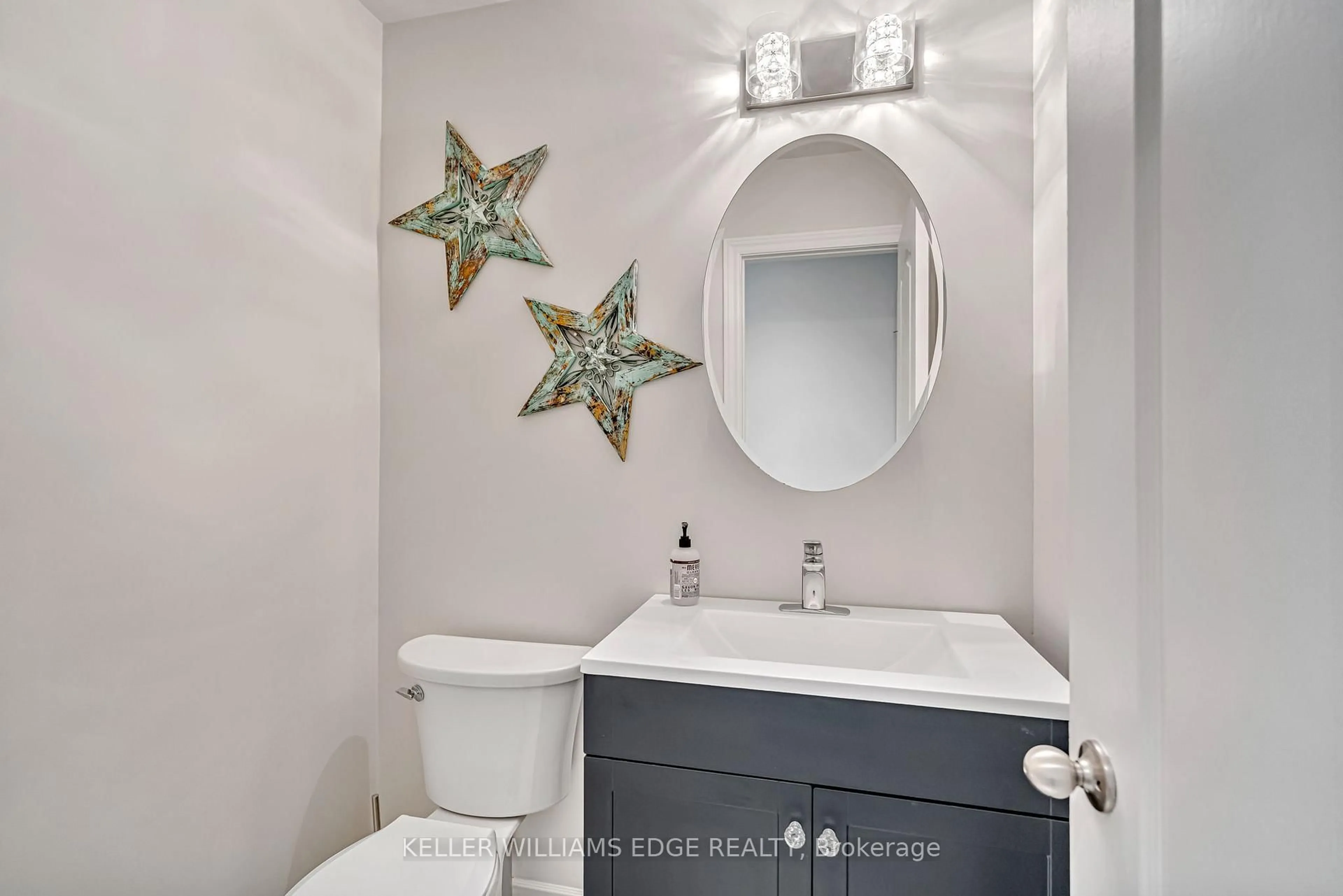 Standard bathroom, ceramic/tile floor for 8 Keewaydin St, Hamilton Ontario L8B 0K1