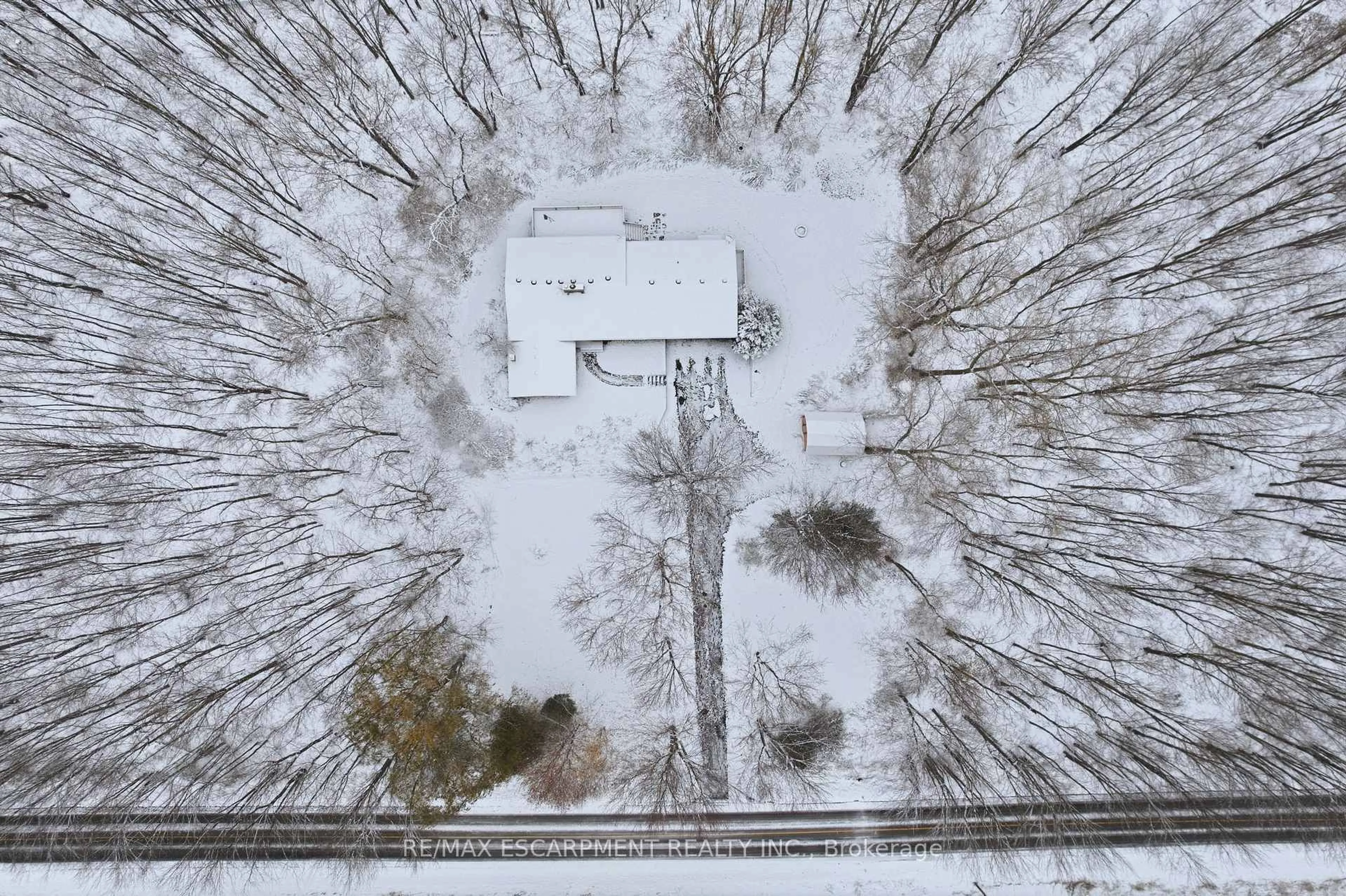 A pic from outside/outdoor area/front of a property/back of a property/a pic from drone, street for 563 6th Concession Rd, Hamilton Ontario L8B 1N2