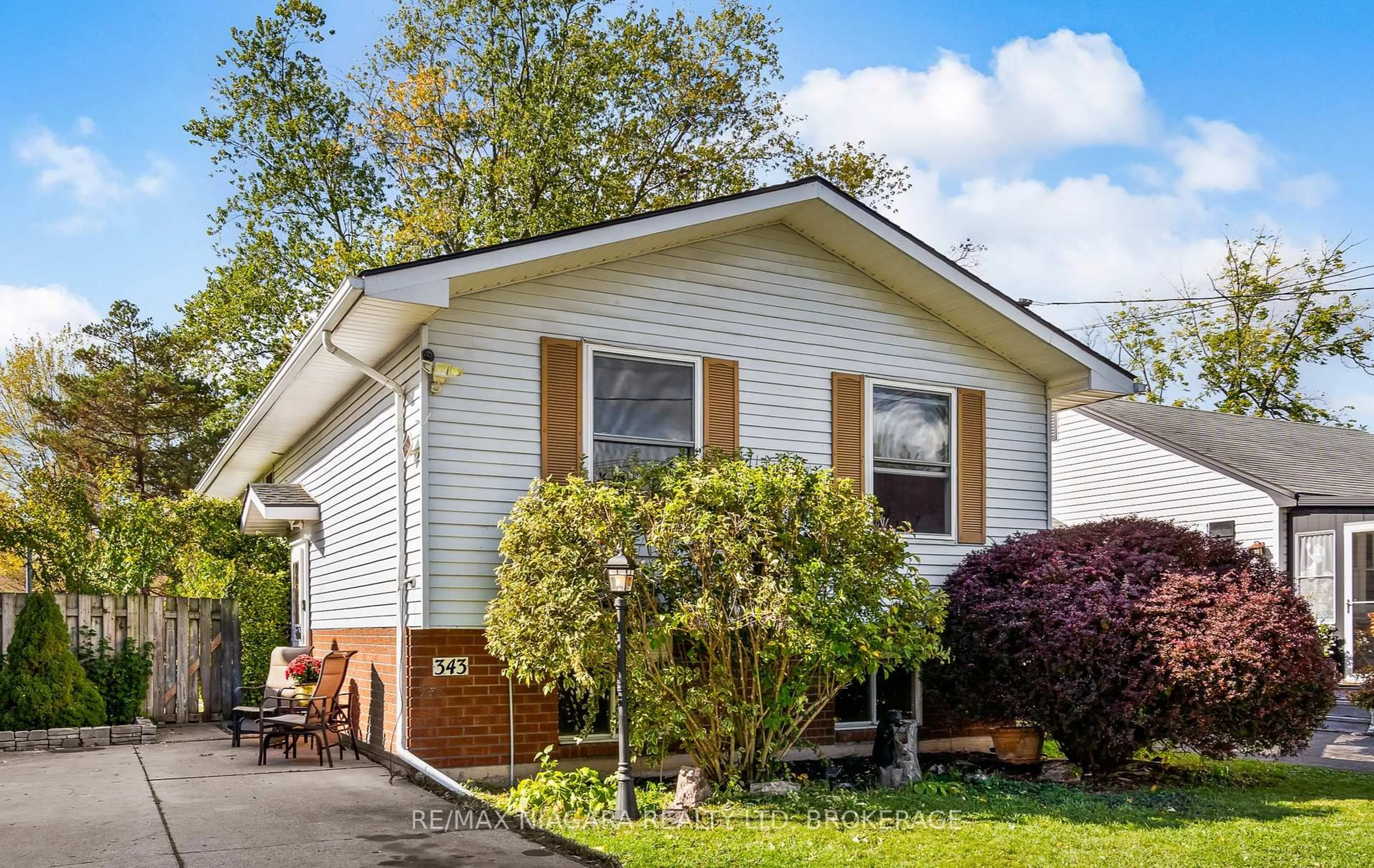 Home with vinyl exterior material, street for 343 Helen St, Fort Erie Ontario L0S 1B0