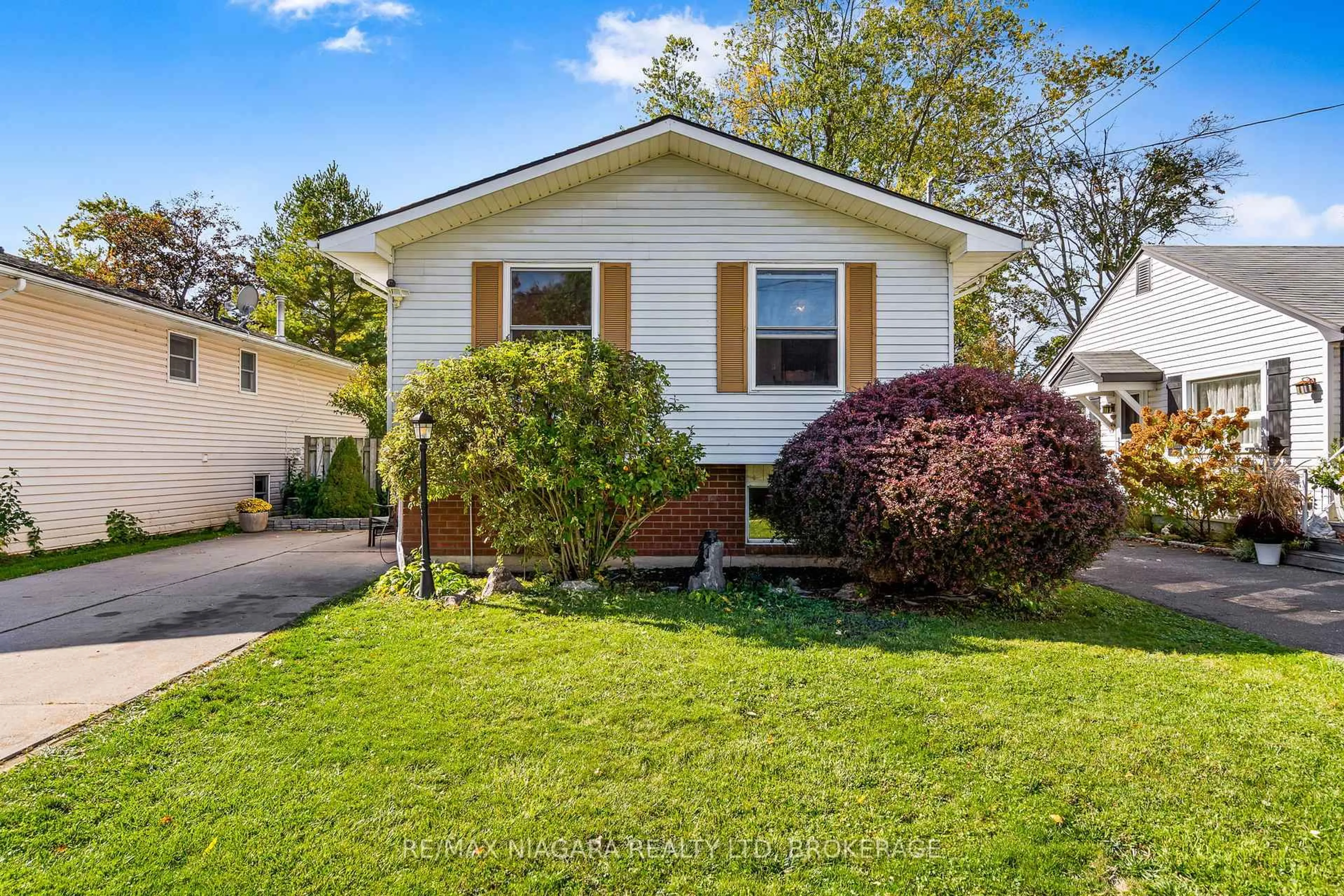 Home with vinyl exterior material, street for 343 Helen St, Fort Erie Ontario L0S 1B0