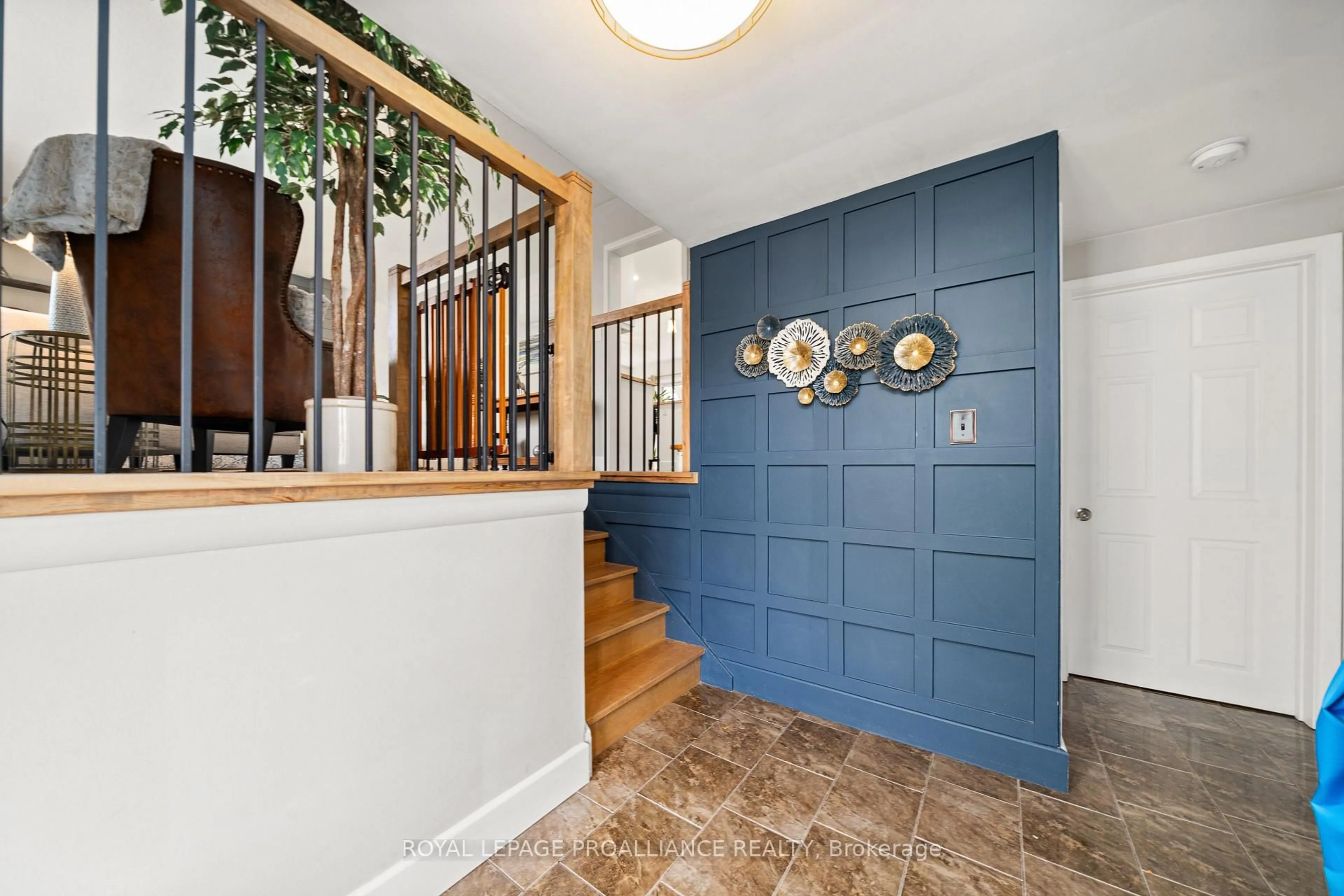 Indoor entryway for 4 Kingsway Crt, Belleville Ontario K8N 4P1