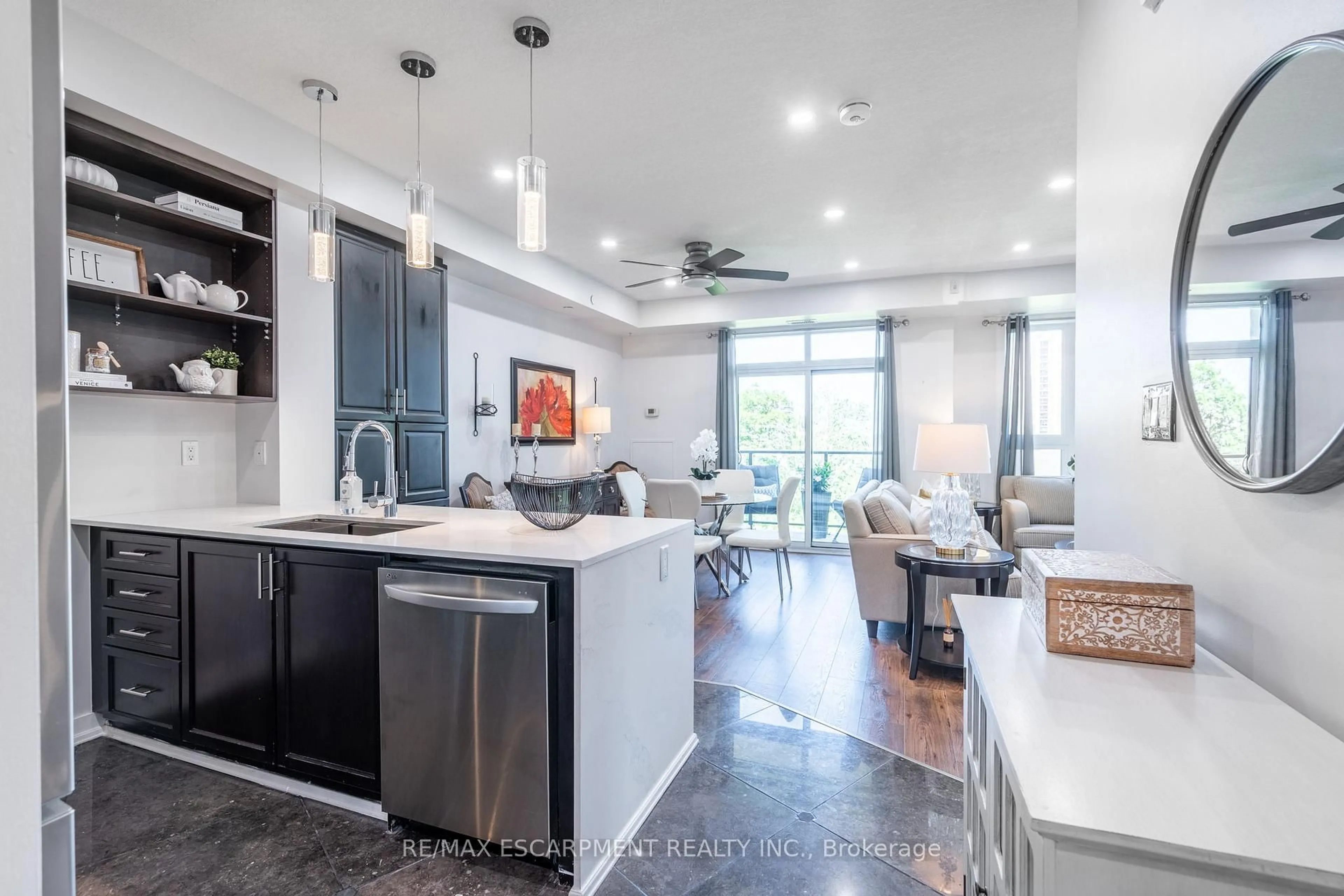 Open concept kitchen, ceramic/tile floor for 125 Shoreview Pl #422, Hamilton Ontario L8E 0K3