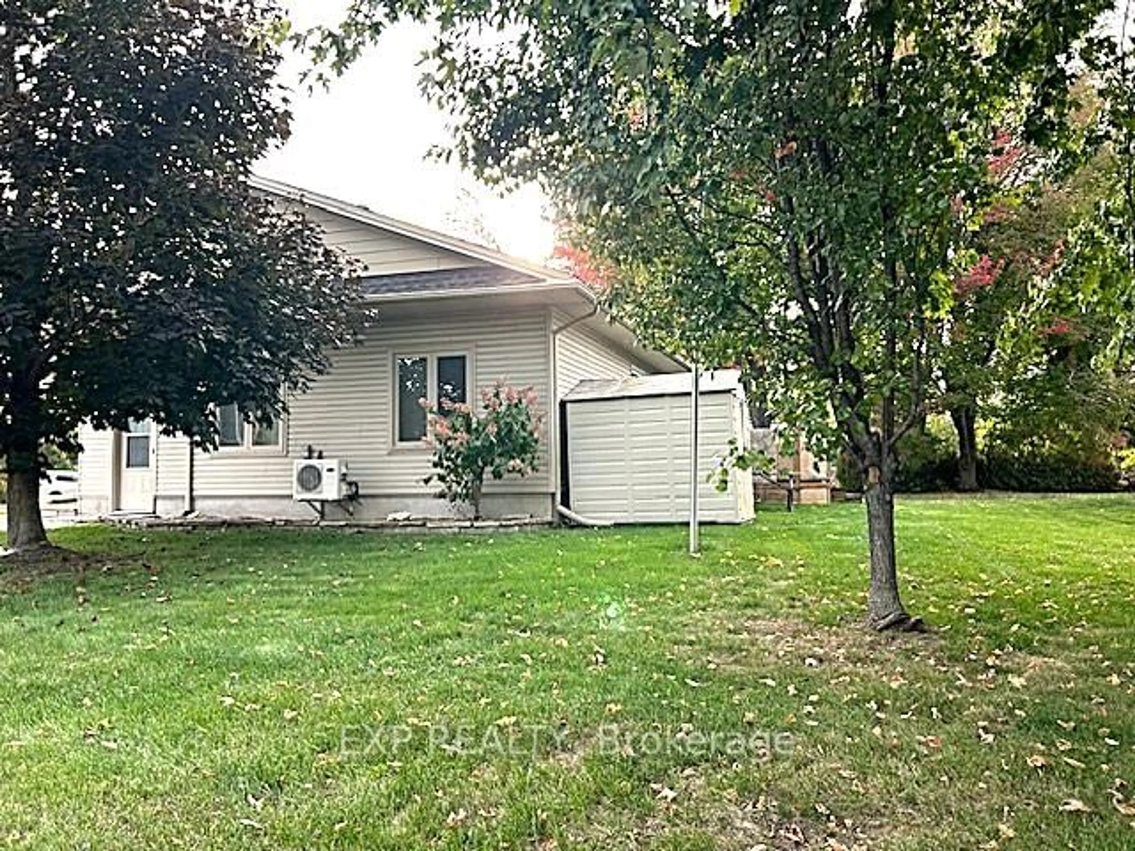 A pic from outside/outdoor area/front of a property/back of a property/a pic from drone, street for 88 Craig St, Russell Ontario K4R 1A6