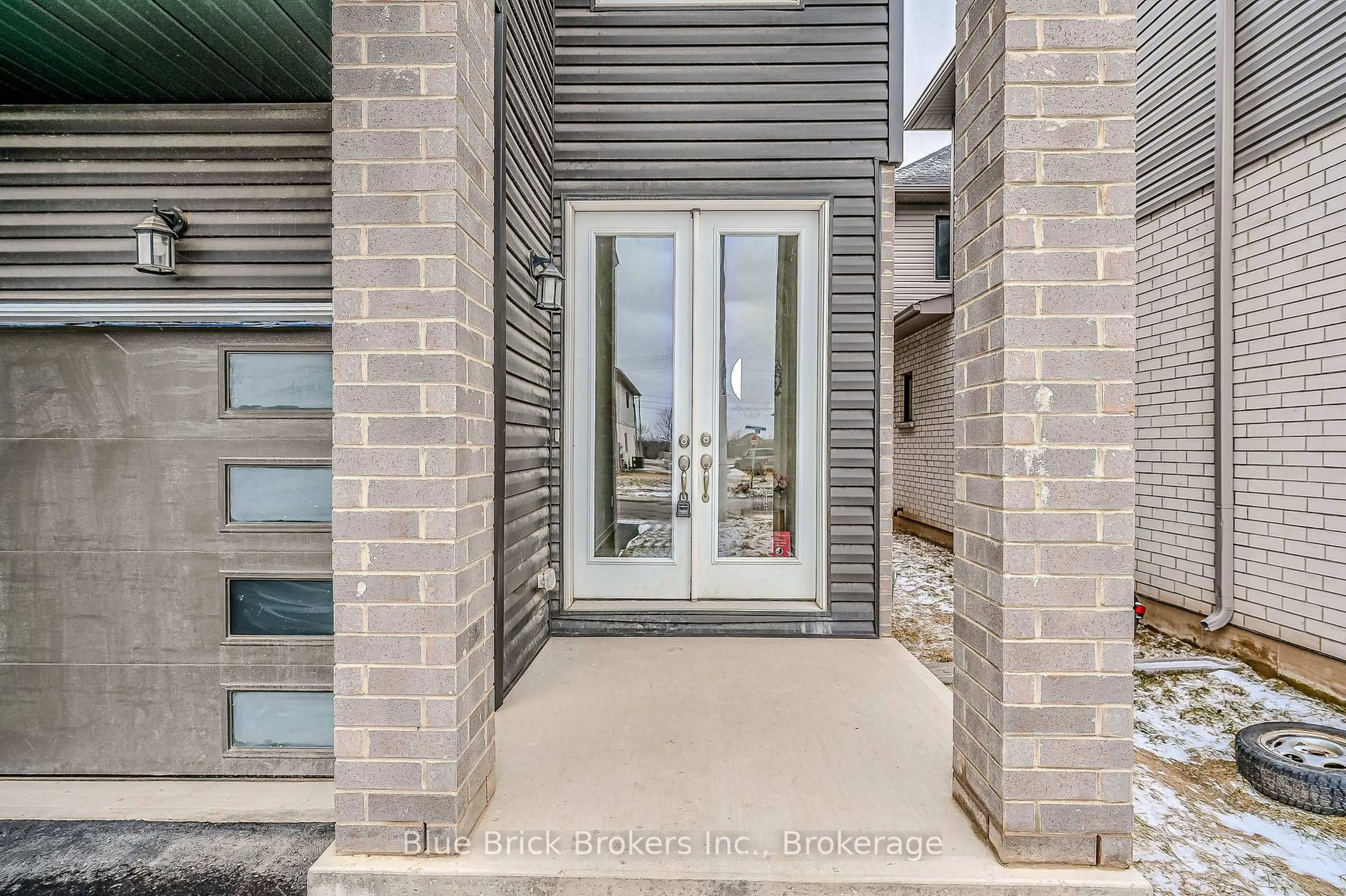 Indoor entryway for 12 Hildred St, Welland Ontario L3B 1H9