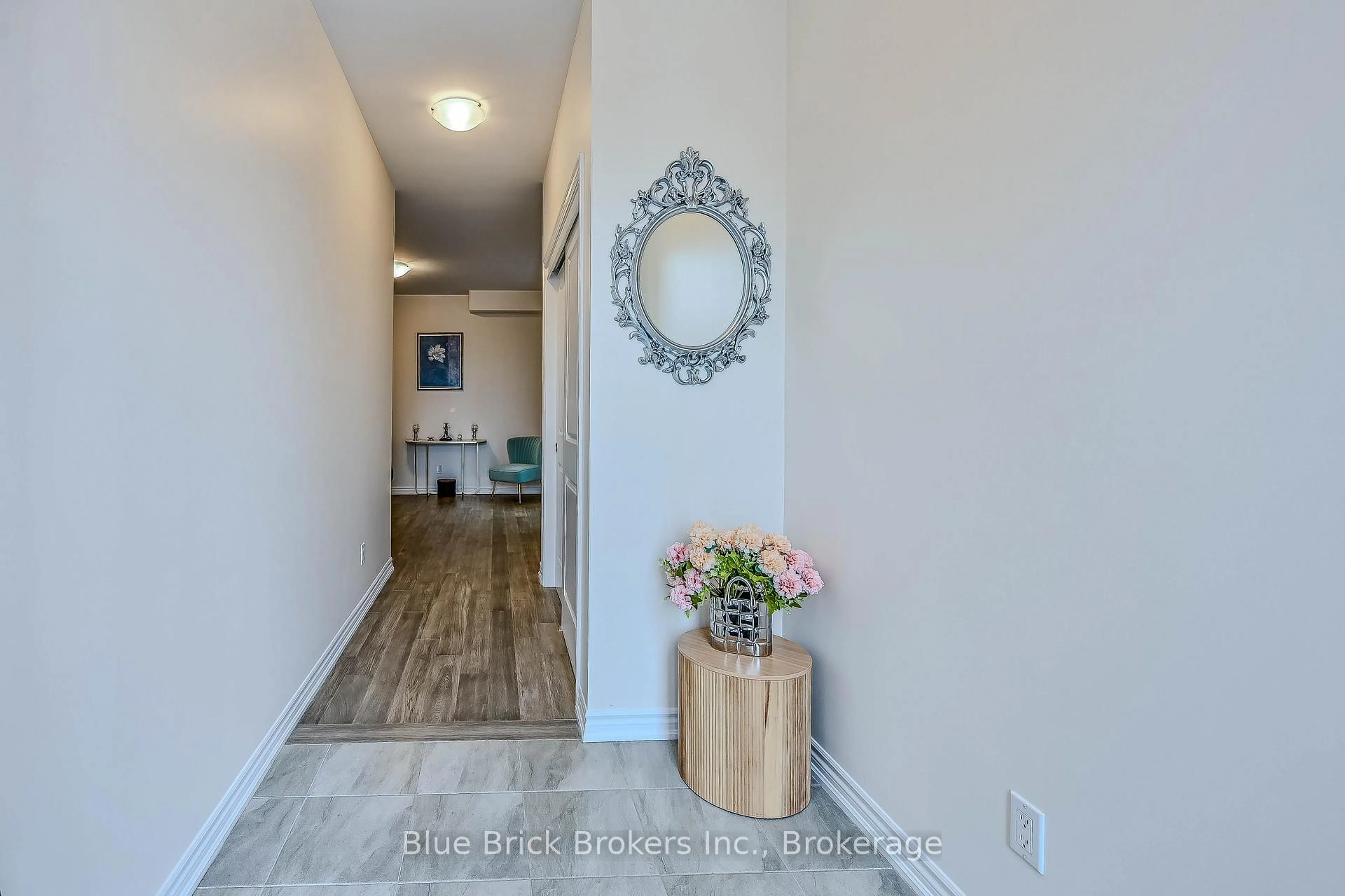 Indoor entryway for 12 Hildred St, Welland Ontario L3B 1H9
