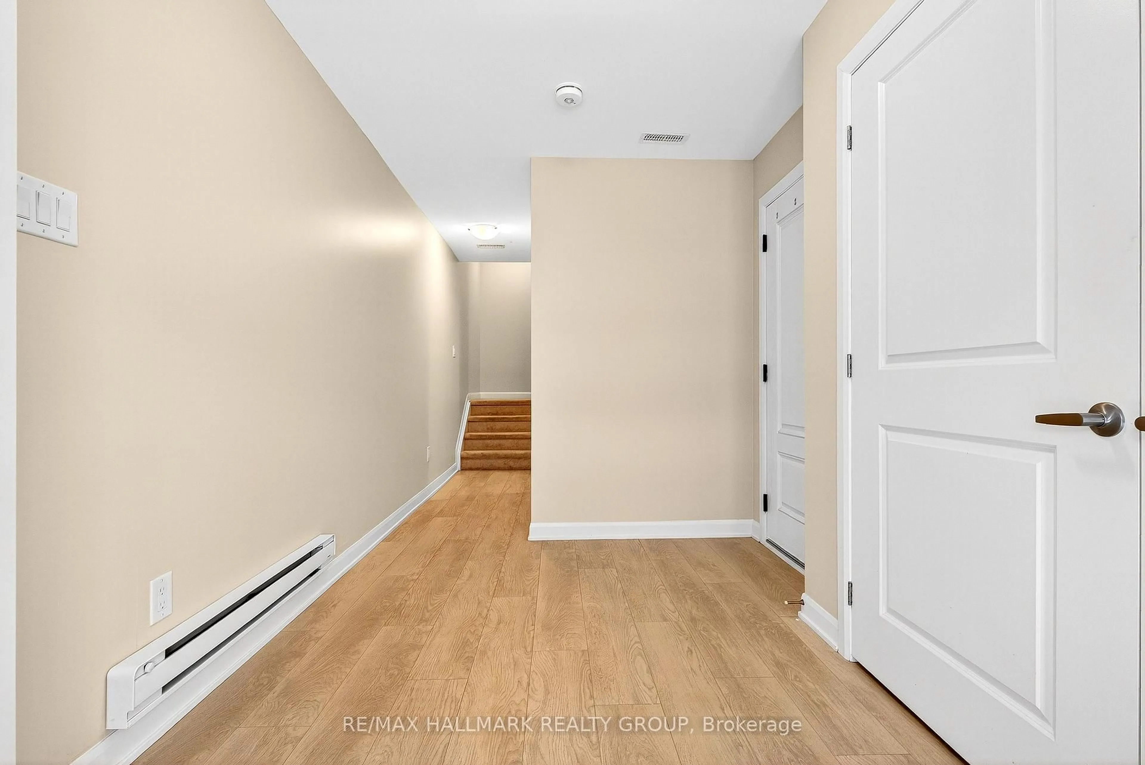 Indoor entryway for 348 Raheen Court Ottawa Crct, Ottawa Ontario K2J 7C2