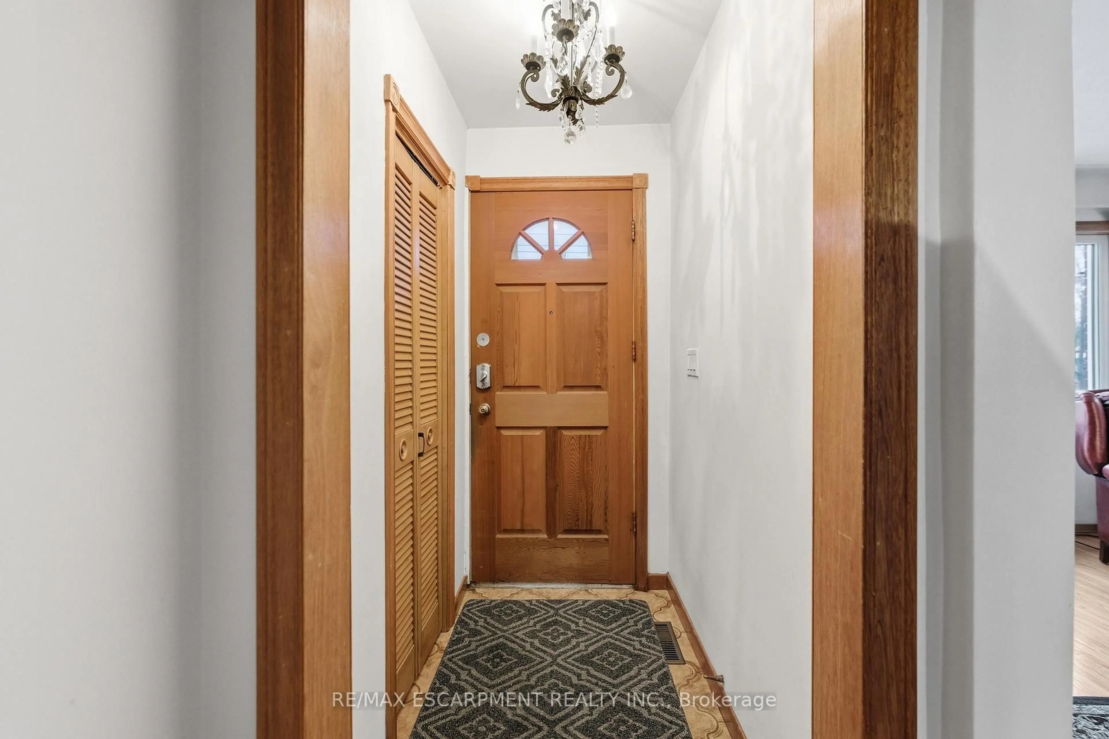 Indoor entryway for 314 Hawkridge Ave, Hamilton Ontario L9C 3L2