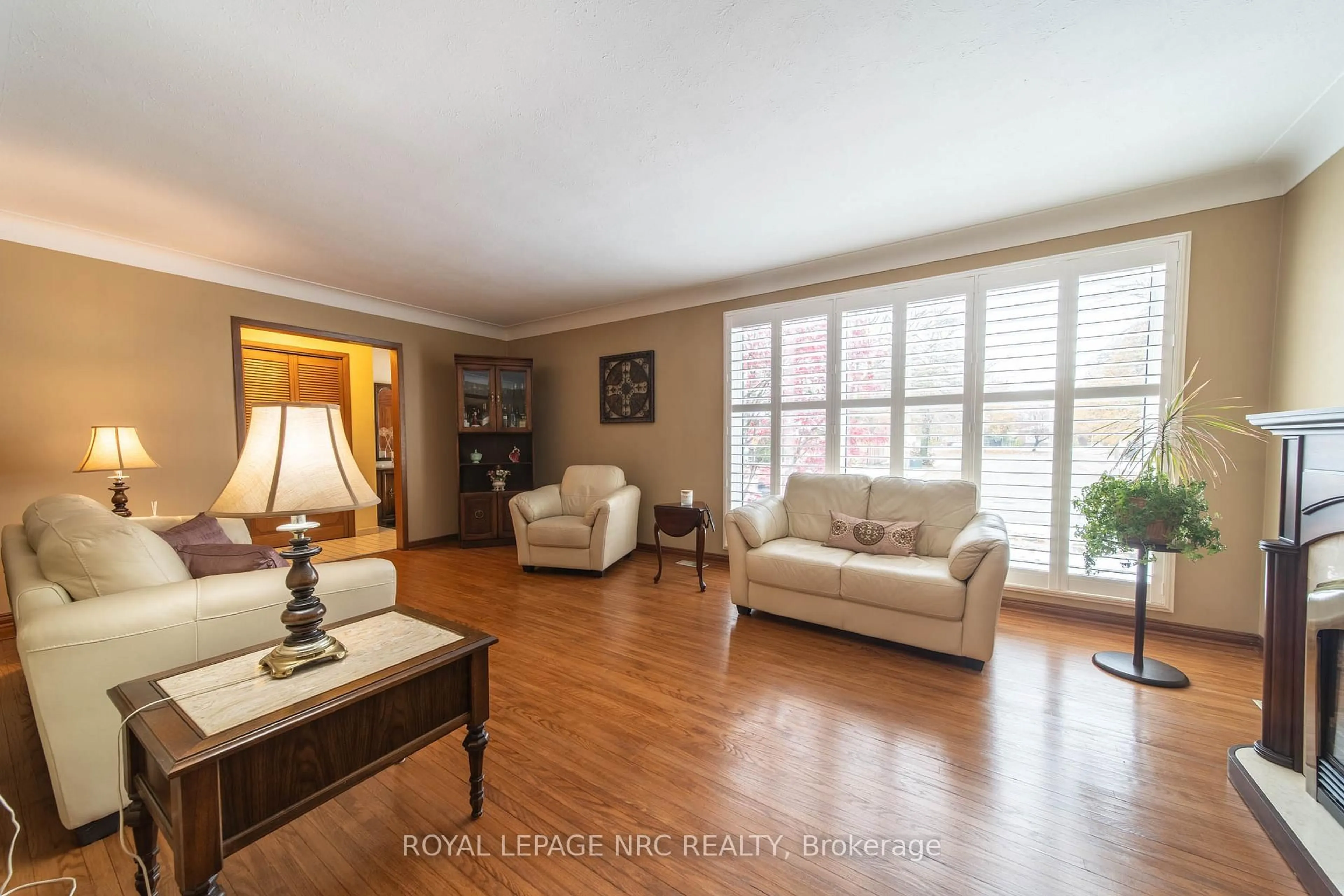 Living room with furniture, wood/laminate floor for 7106 Freeman St, Niagara Falls Ontario L2E 5V5