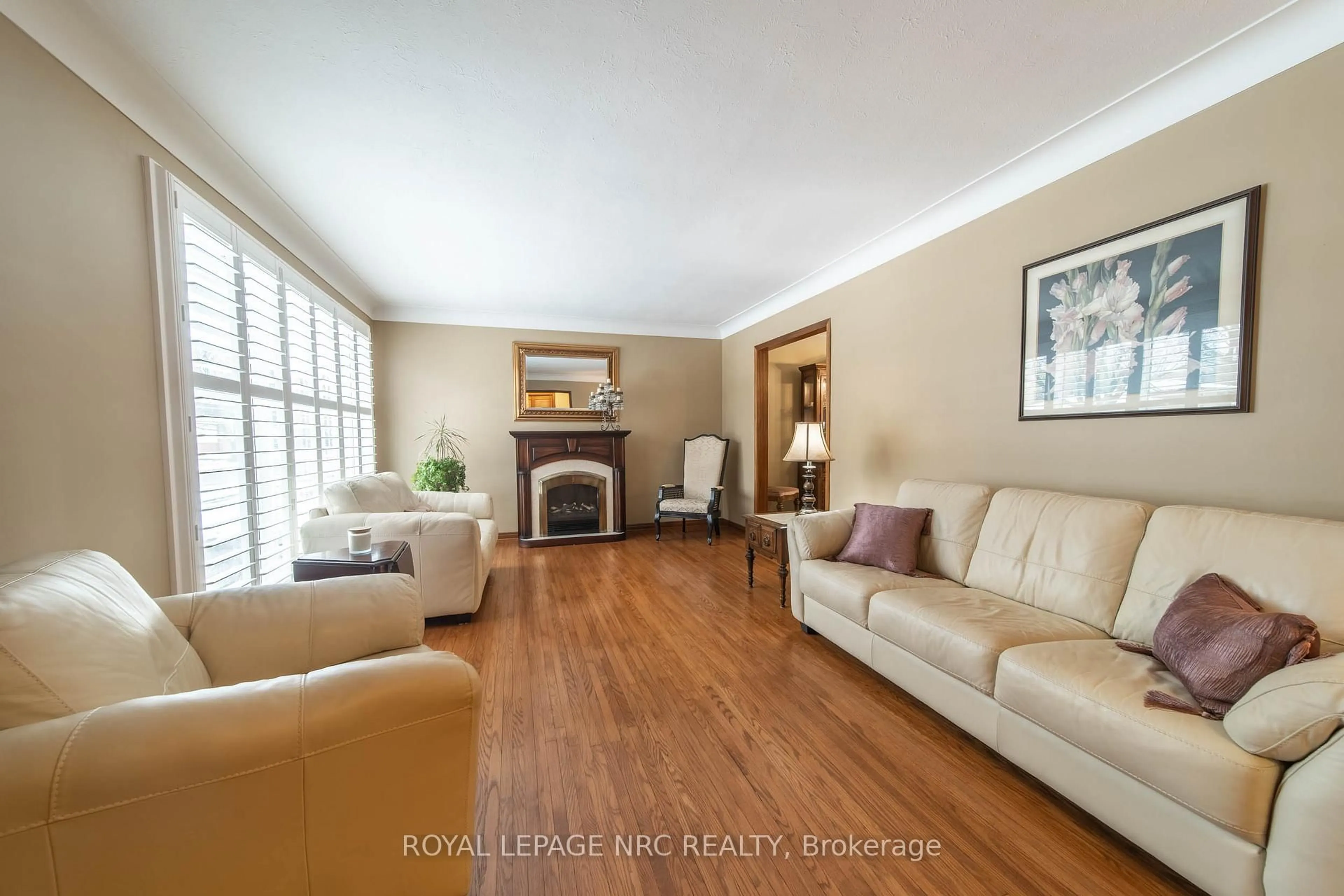 Living room with furniture, unknown for 7106 Freeman St, Niagara Falls Ontario L2E 5V5