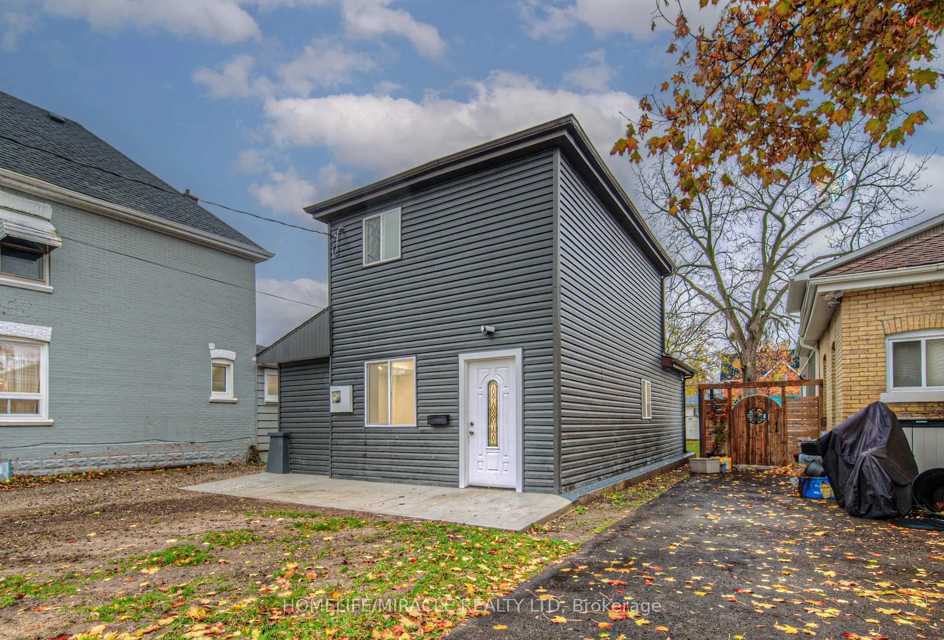 Home with vinyl exterior material, street for 88 Huron St, Brantford Ontario N3S 2J8