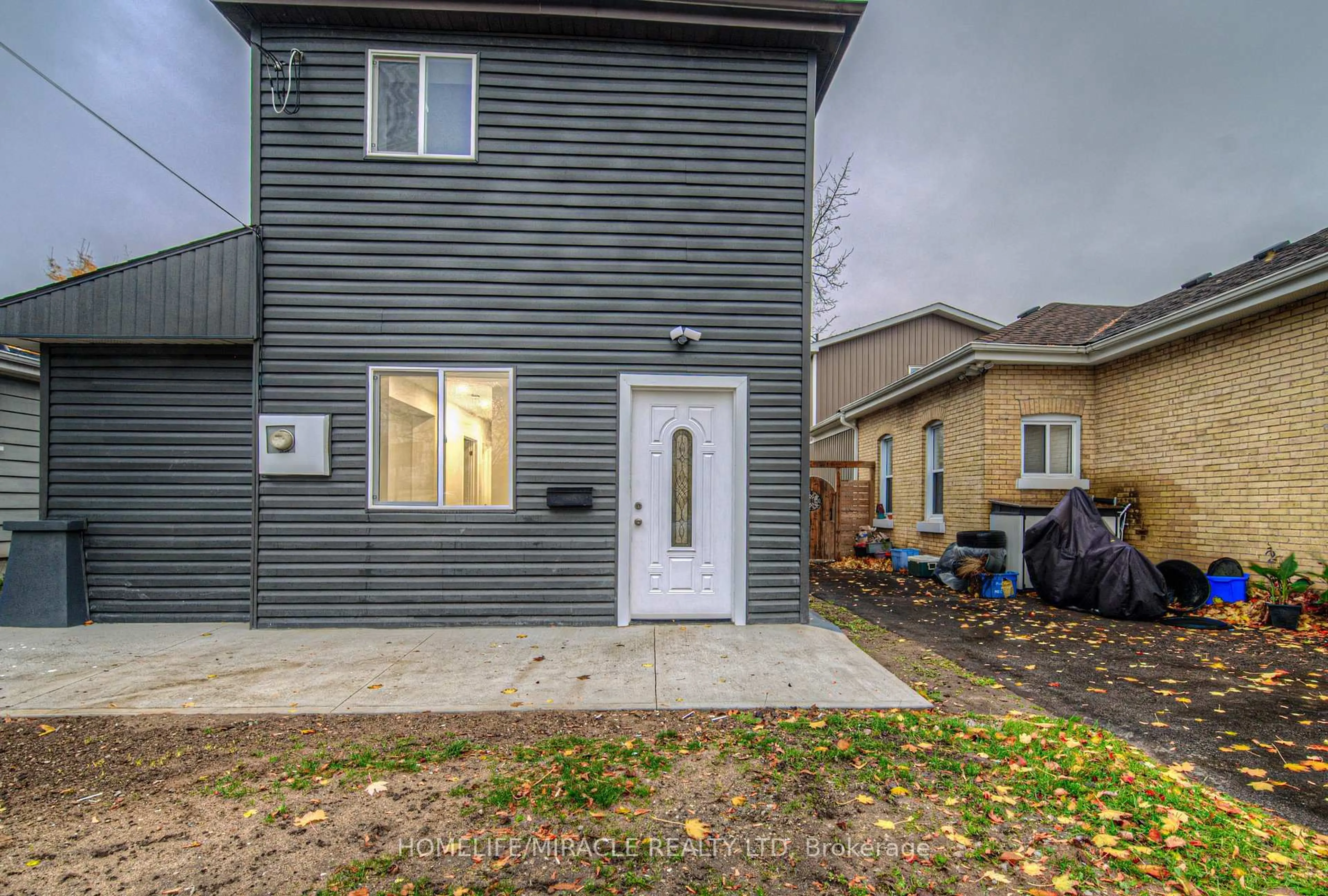 A pic from outside/outdoor area/front of a property/back of a property/a pic from drone, street for 88 Huron St, Brantford Ontario N3S 2J8