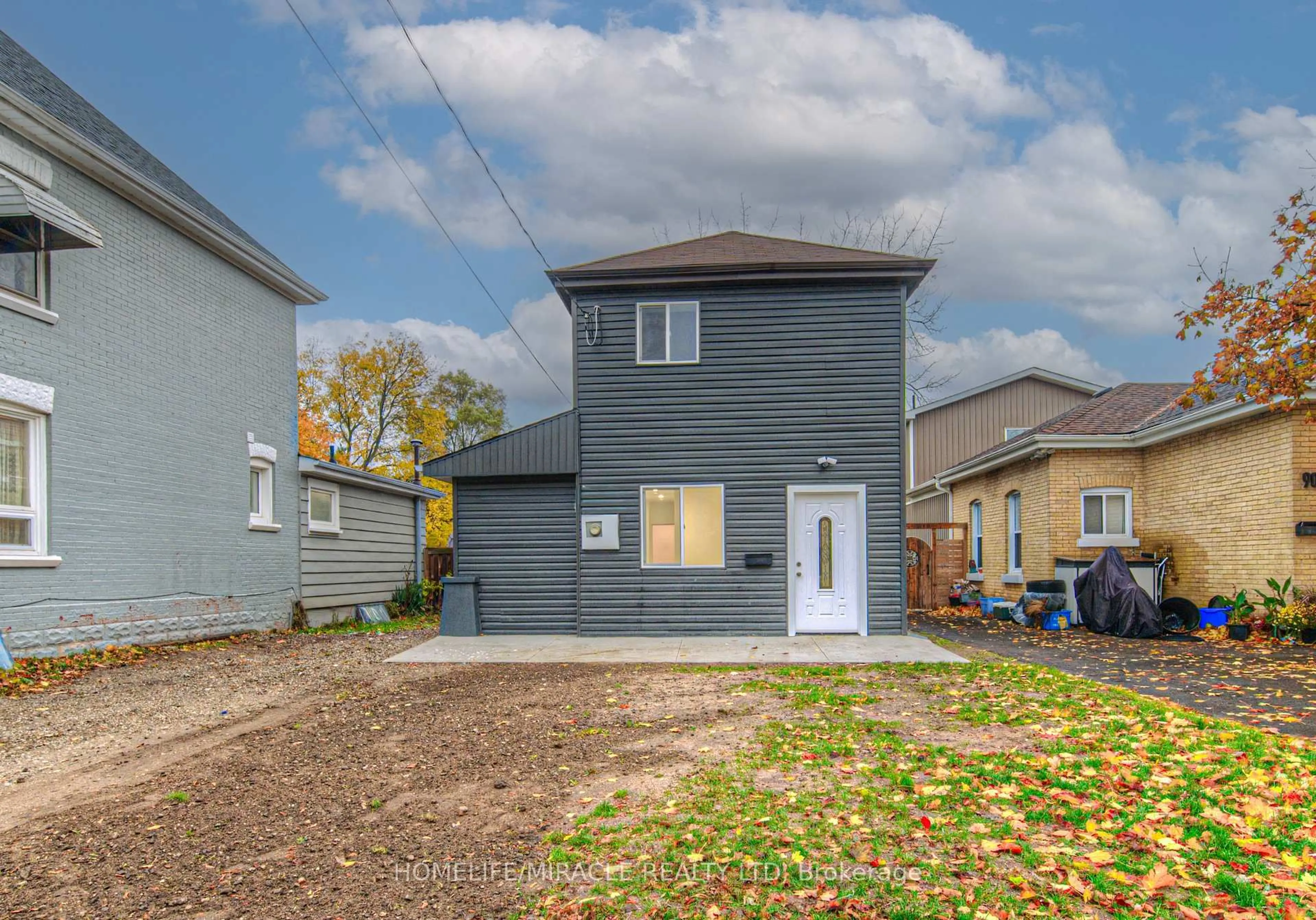 A pic from outside/outdoor area/front of a property/back of a property/a pic from drone, street for 88 Huron St, Brantford Ontario N3S 2J8