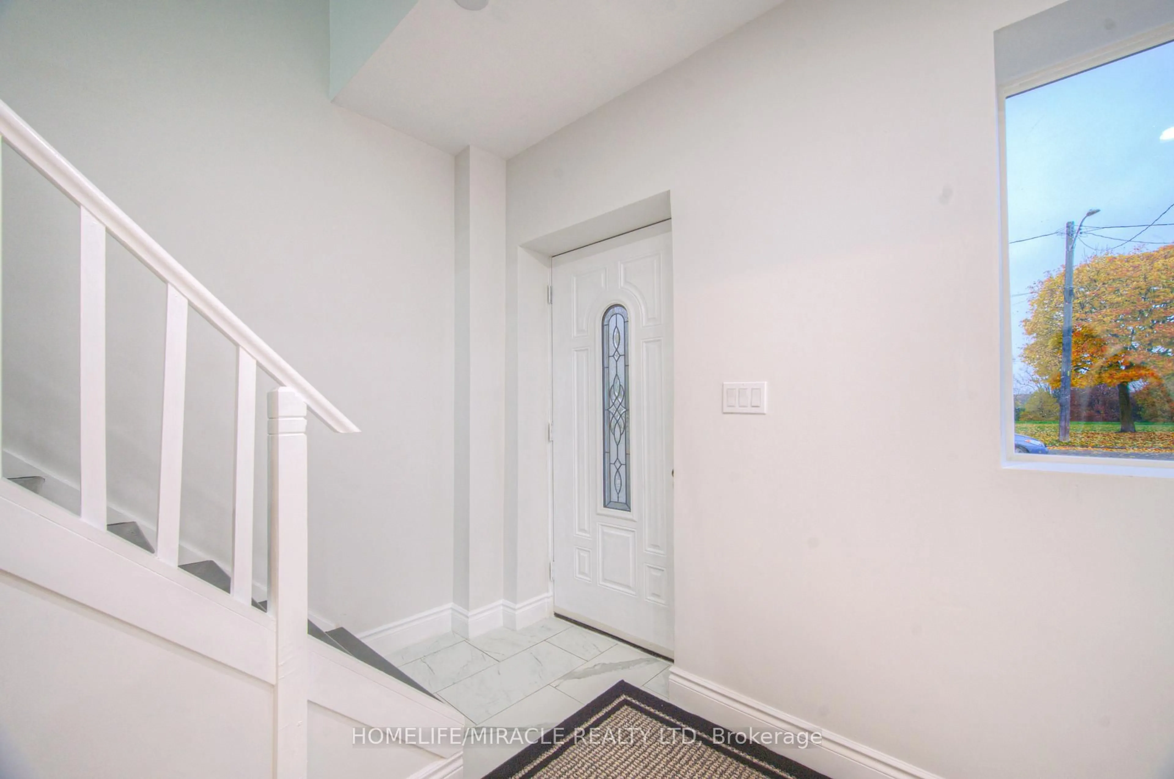 Indoor foyer for 88 Huron St, Brantford Ontario N3S 2J8