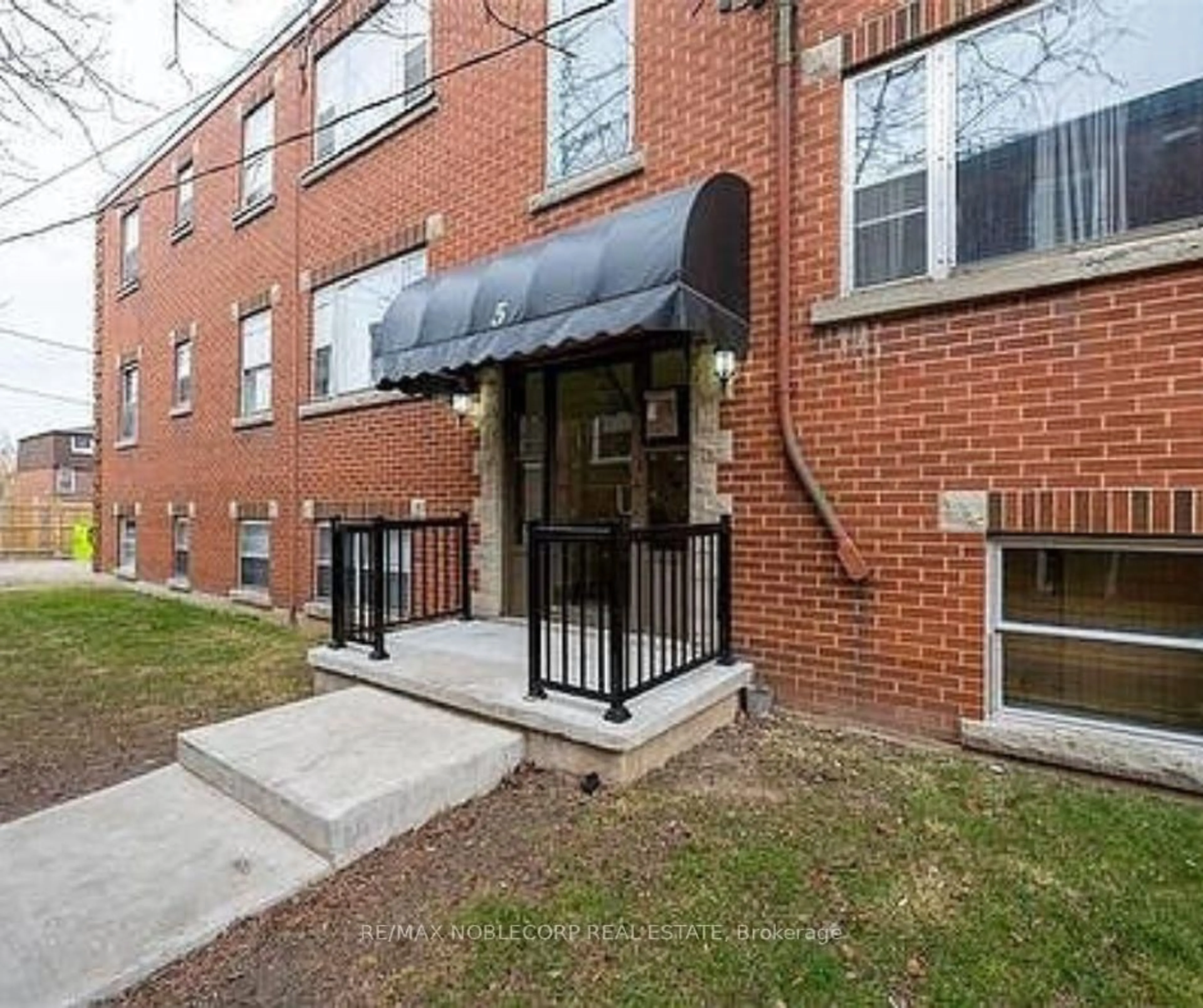 Home with brick exterior material, building for 5 Applewood Ave #2, Hamilton Ontario L8G 3S4