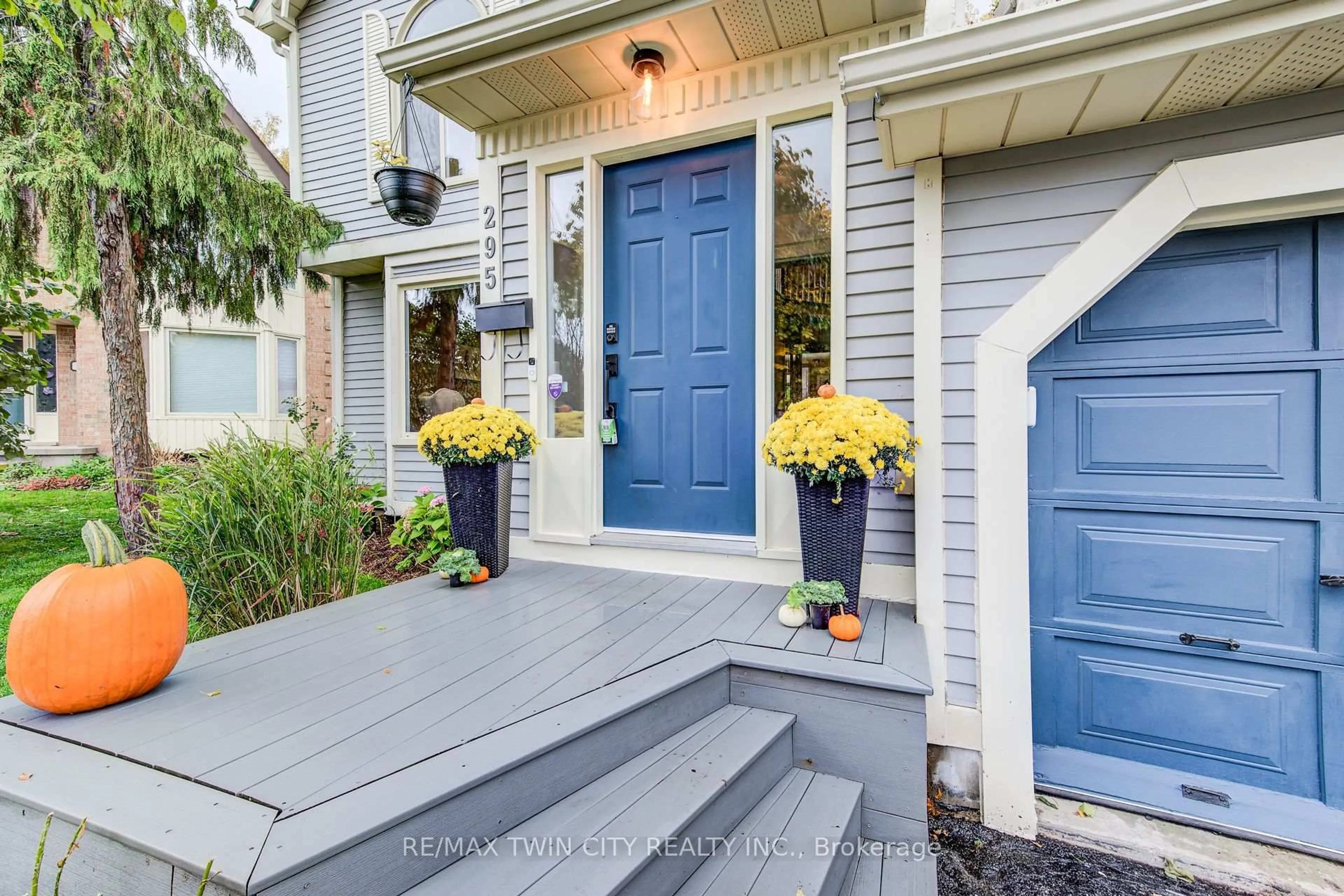 Indoor entryway for 295 Wiltshire Pl, Waterloo Ontario N2T 1R3