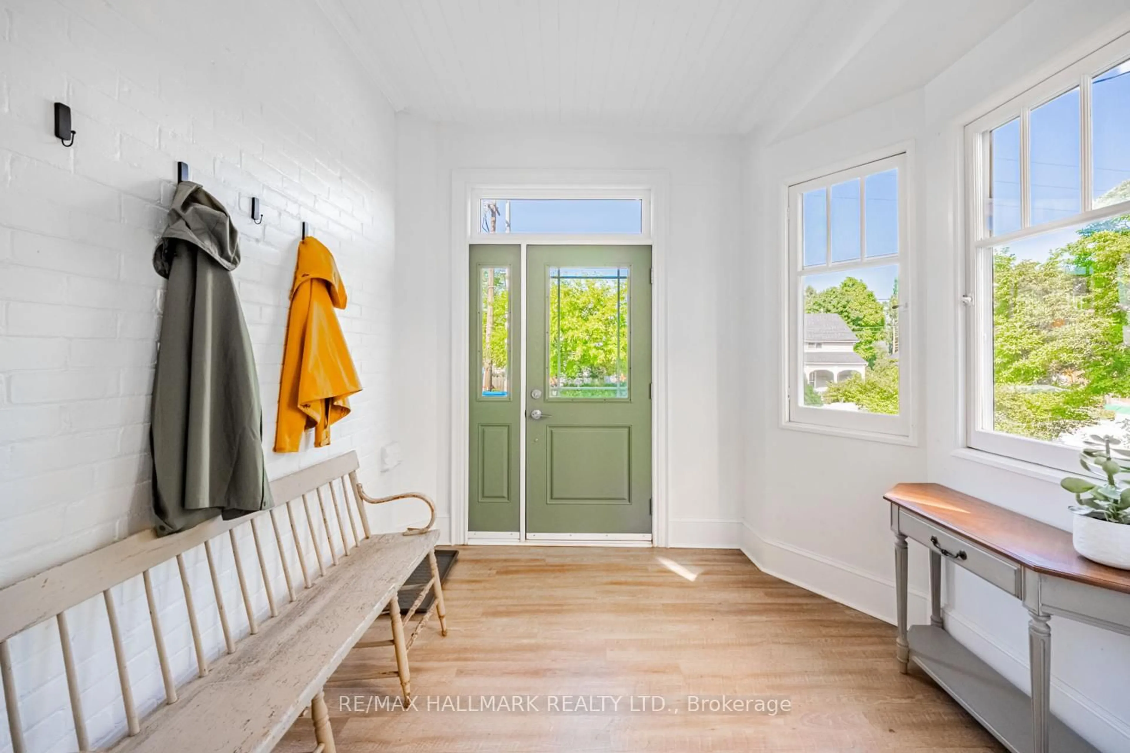 Indoor entryway for 407 Aberdeen Ave, Hamilton Ontario L8P 2R9