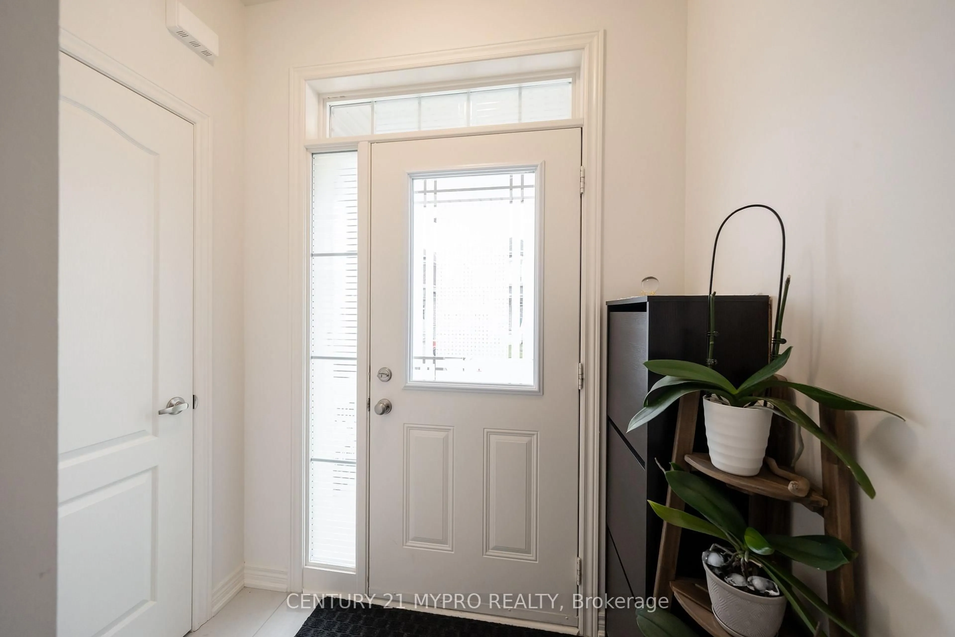 Indoor entryway for 26 Silver Meadows Gdns, Hamilton Ontario L8B 1Z4