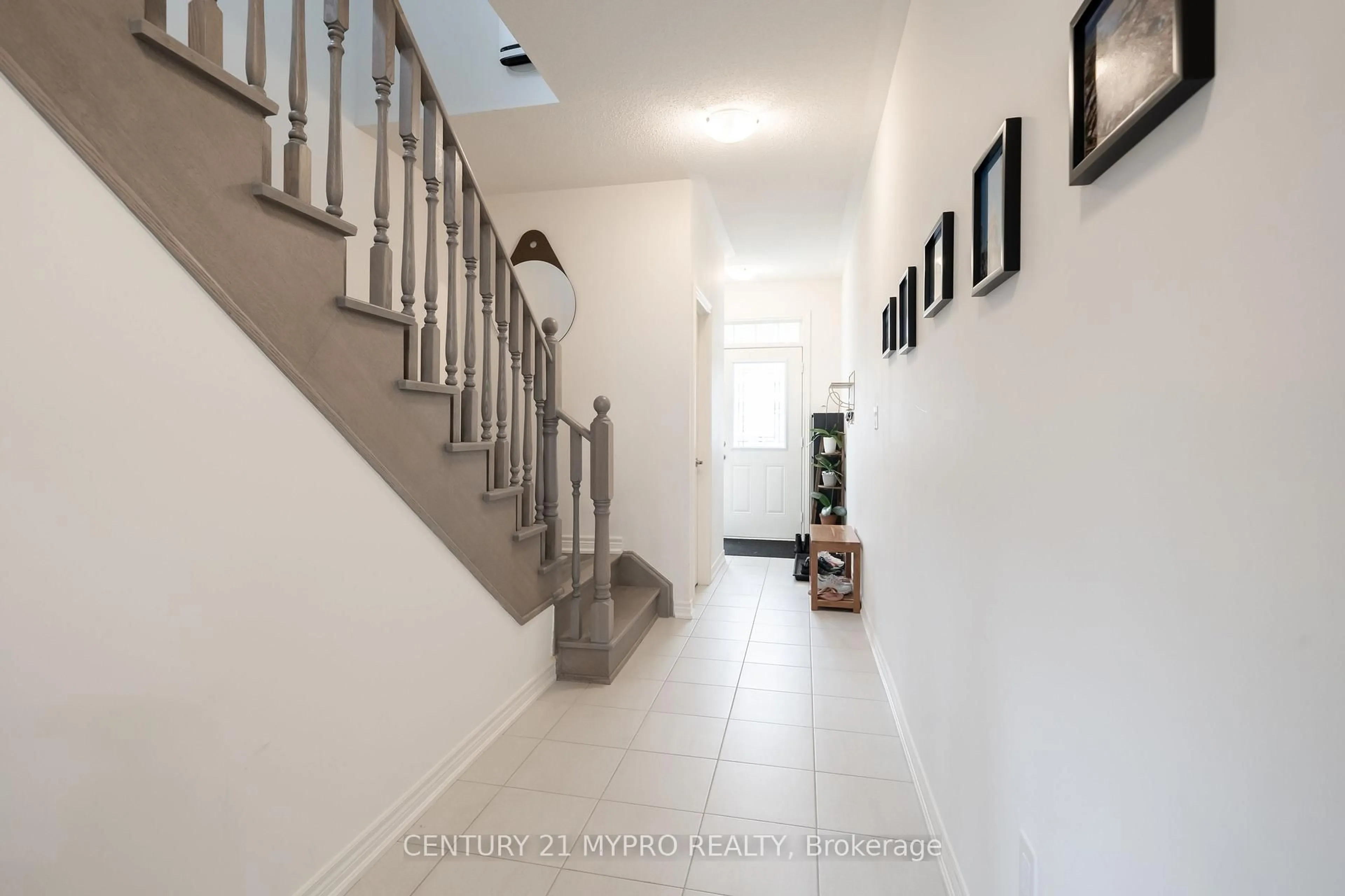 Indoor foyer for 26 Silver Meadows Gdns, Hamilton Ontario L8B 1Z4