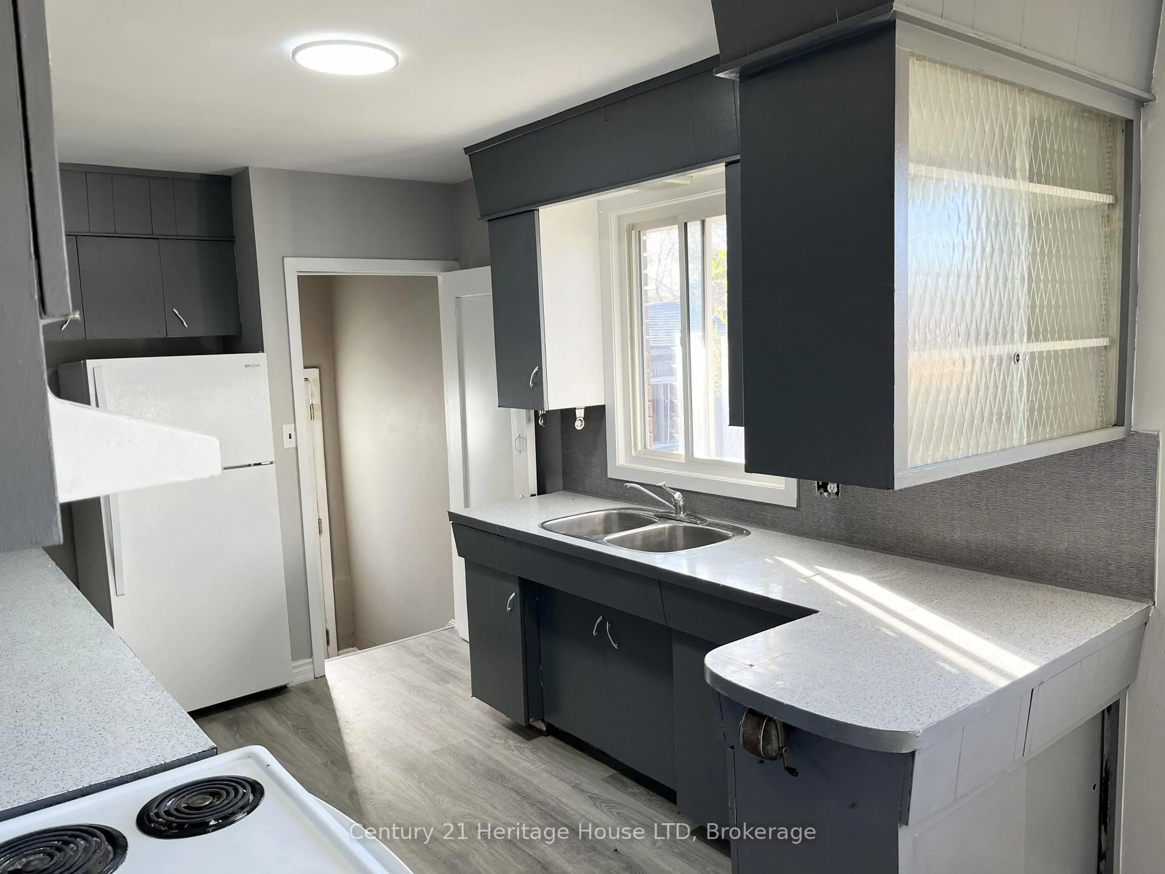 Standard kitchen, unknown for 9 Mckay St, St. Catharines Ontario L2S 1E8