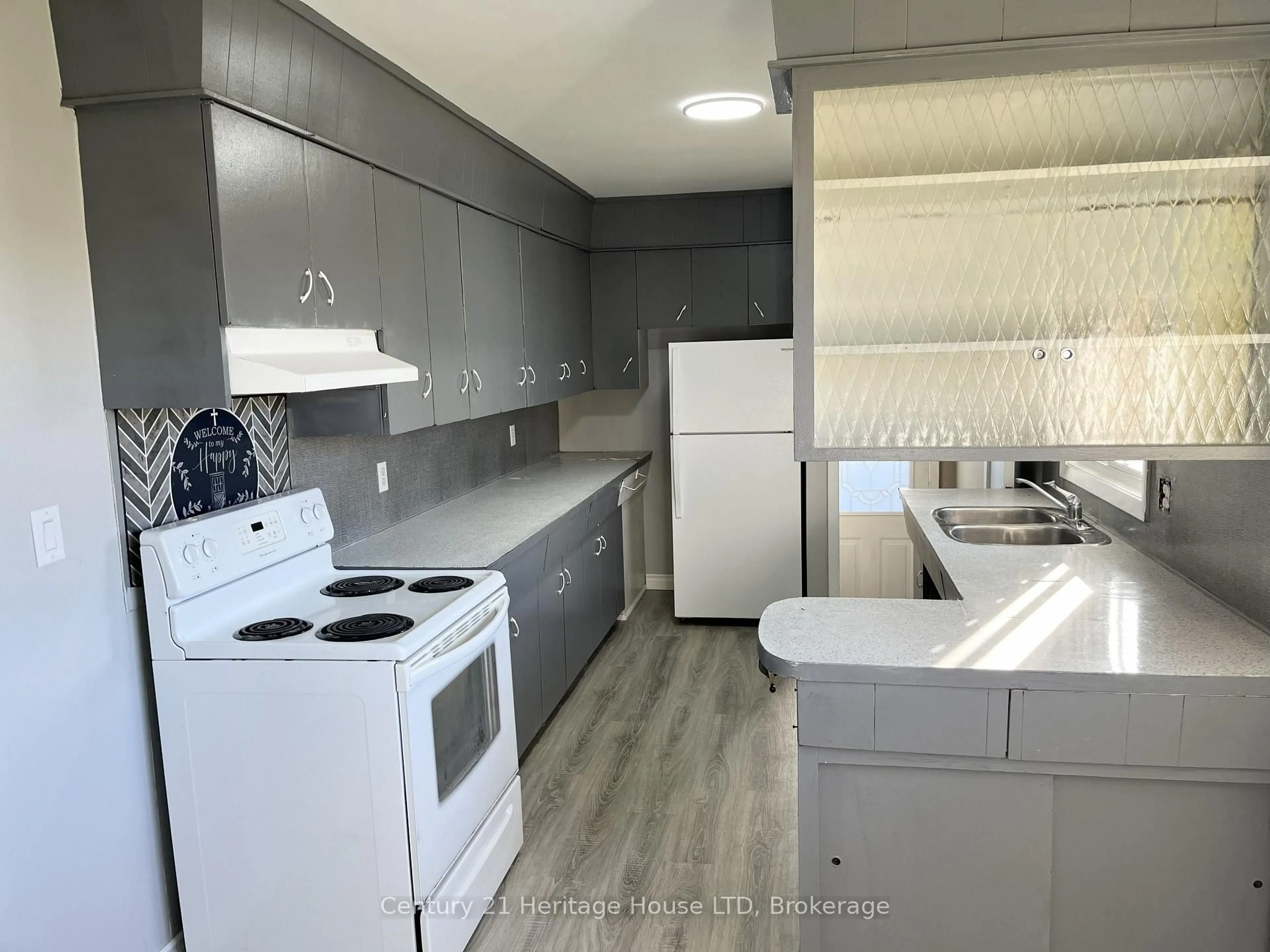 Standard kitchen, unknown for 9 Mckay St, St. Catharines Ontario L2S 1E8