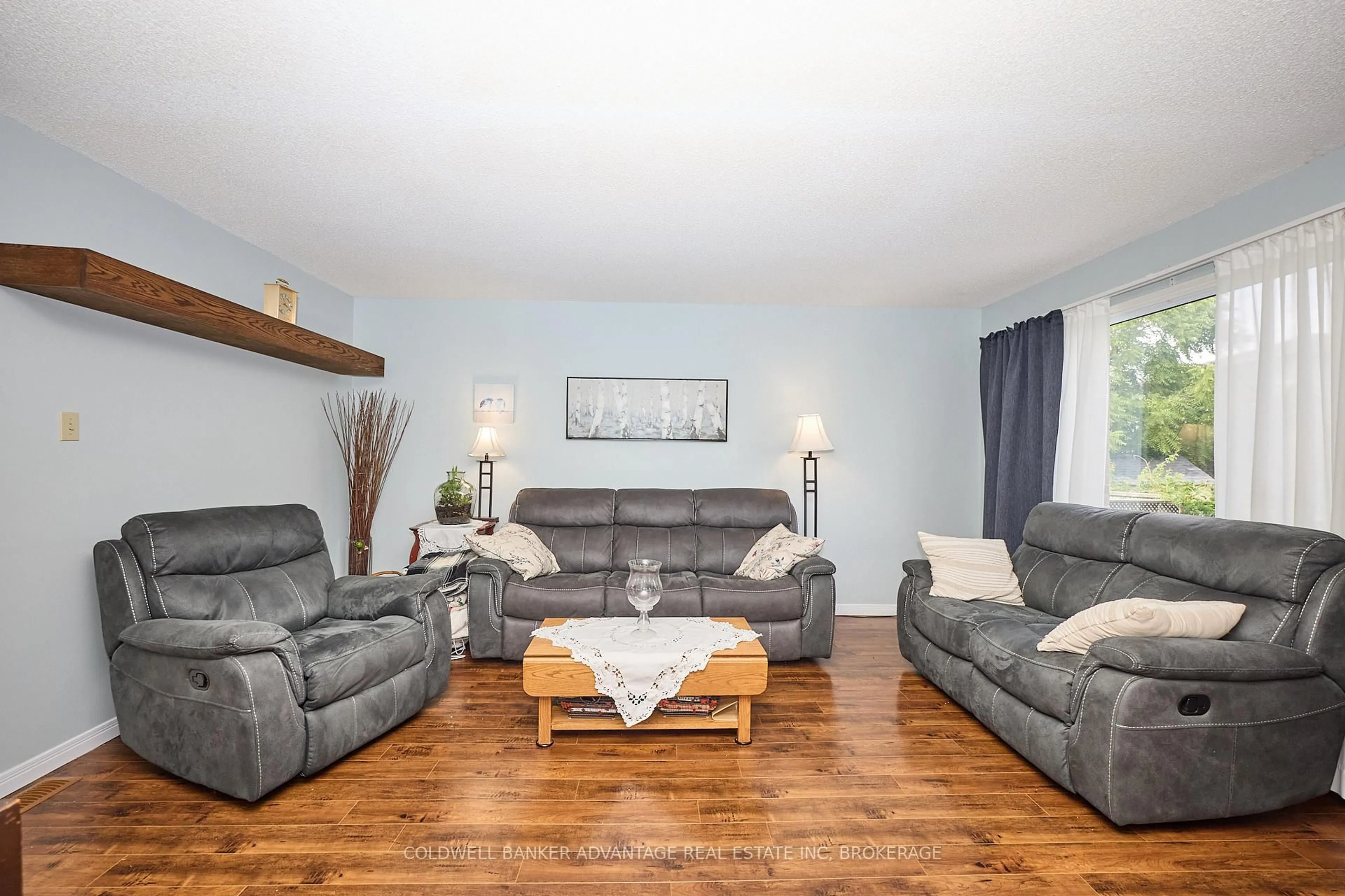 Living room with furniture, wood/laminate floor for 33 Naples Crt, Thorold Ontario L2V 4S7