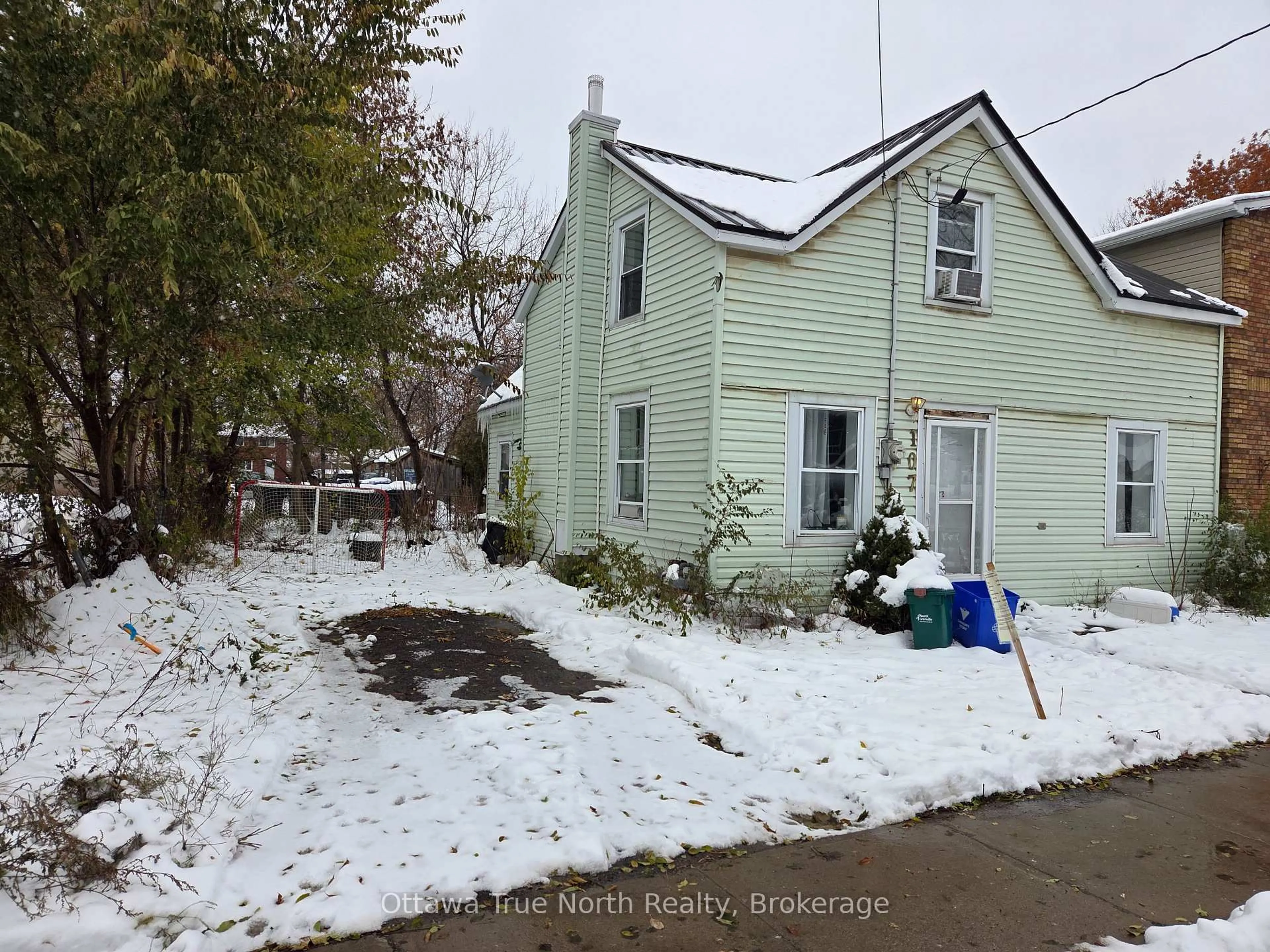 A pic from outside/outdoor area/front of a property/back of a property/a pic from drone, street for 107 Oxford St, North Grenville Ontario K0G 1J0