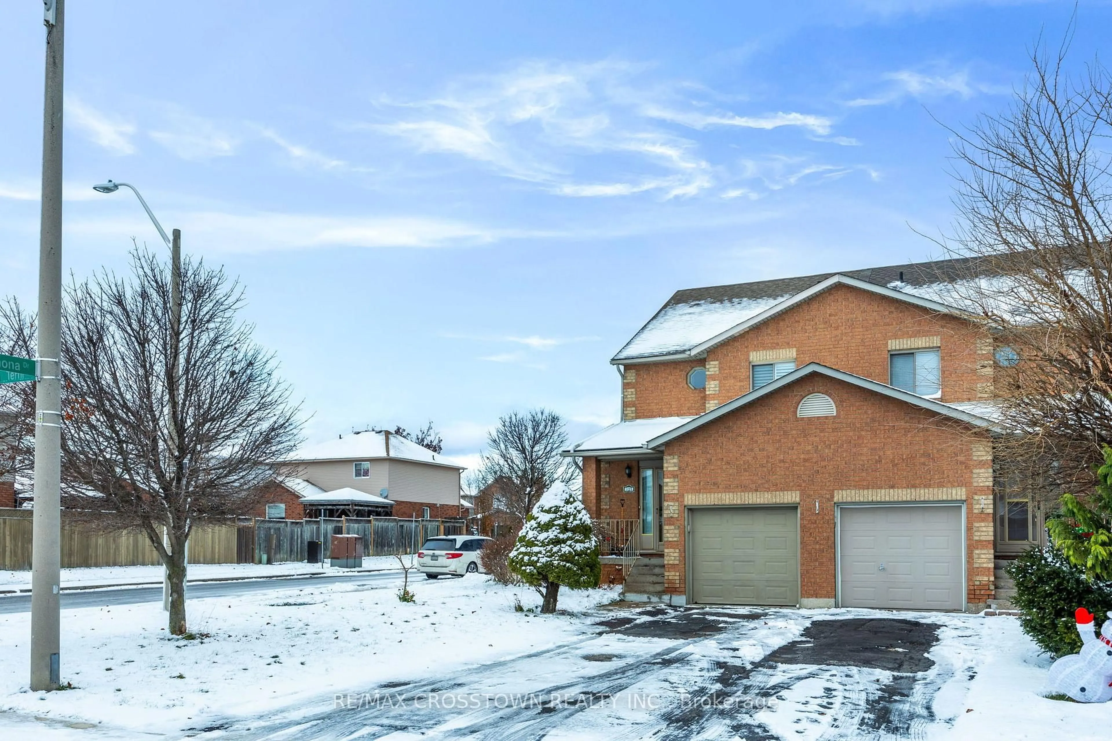 A pic from outside/outdoor area/front of a property/back of a property/a pic from drone, street for 125 Terni Blvd, Hamilton Ontario L8W 3W4