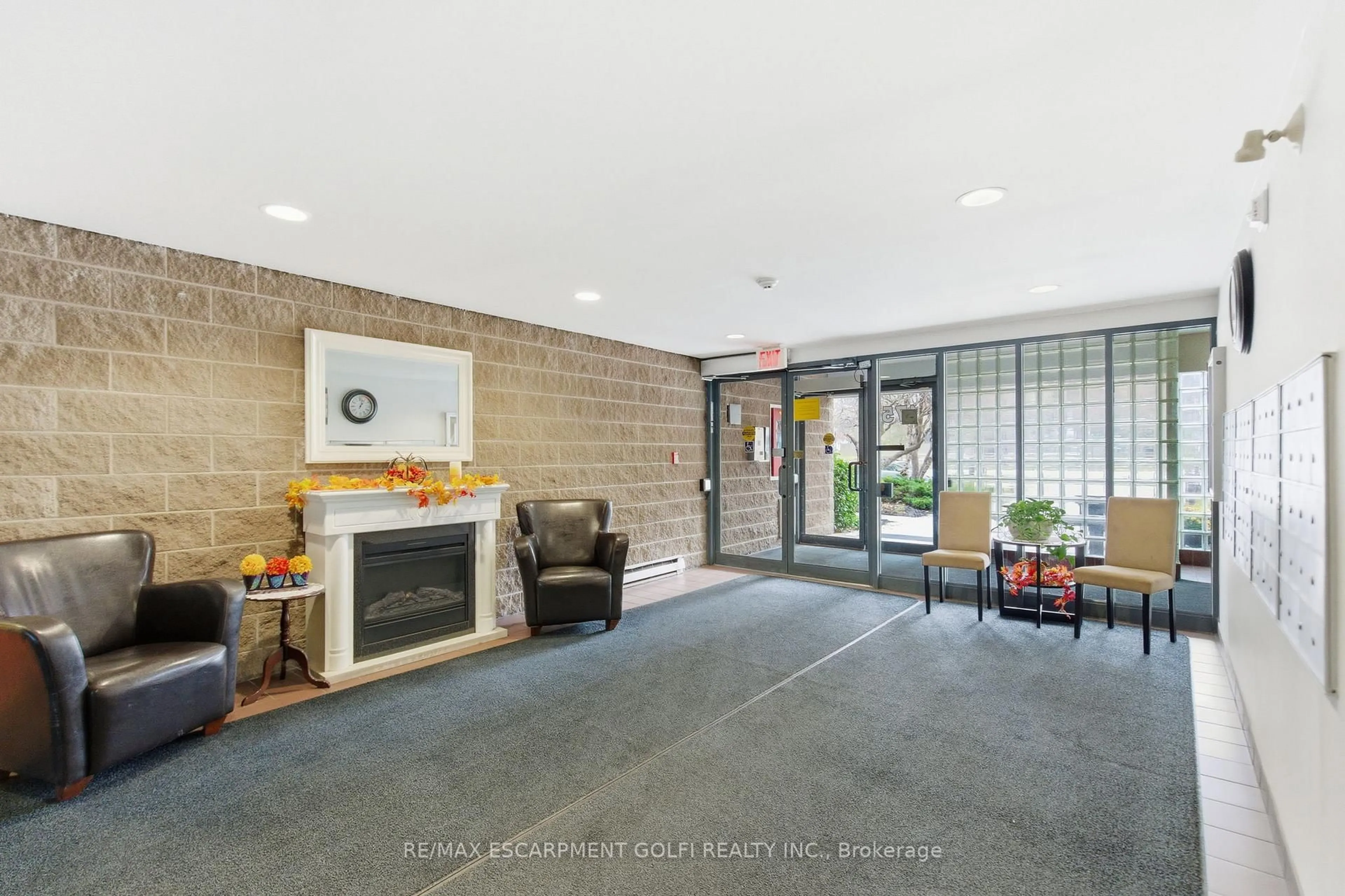 Indoor foyer for 175 Hunter St #510, Hamilton Ontario L8N 4E7