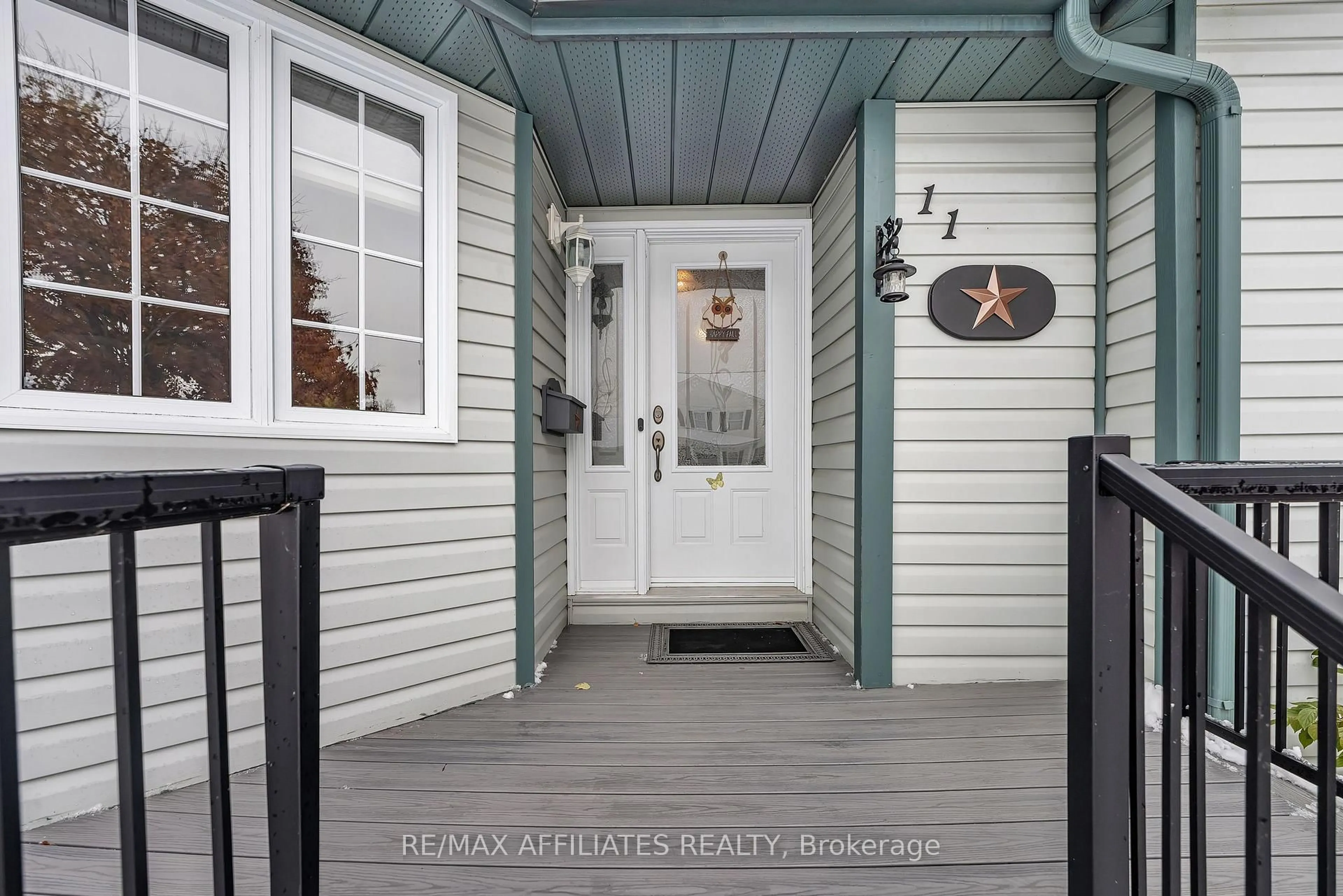 Indoor entryway for 11 Grove St, South Dundas Ontario K0E 1K0