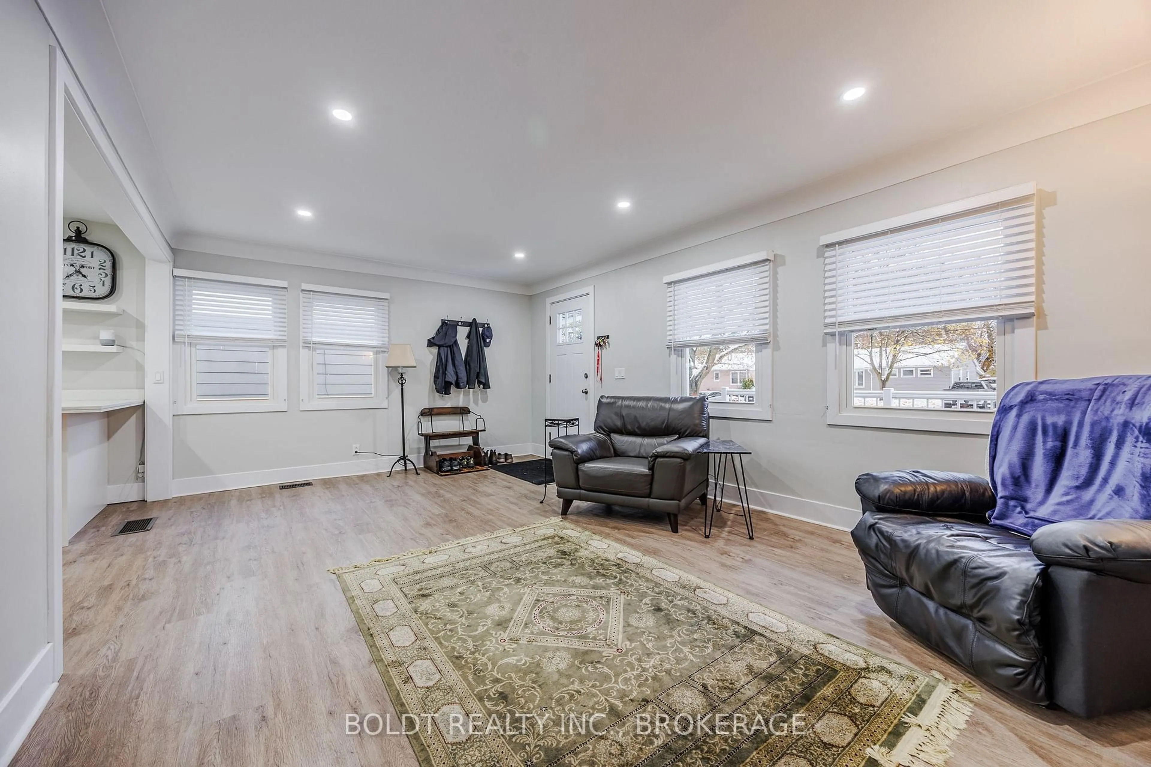 Living room with furniture, unknown for 6491 Burdette Dr, Niagara Falls Ontario L2E 5H4