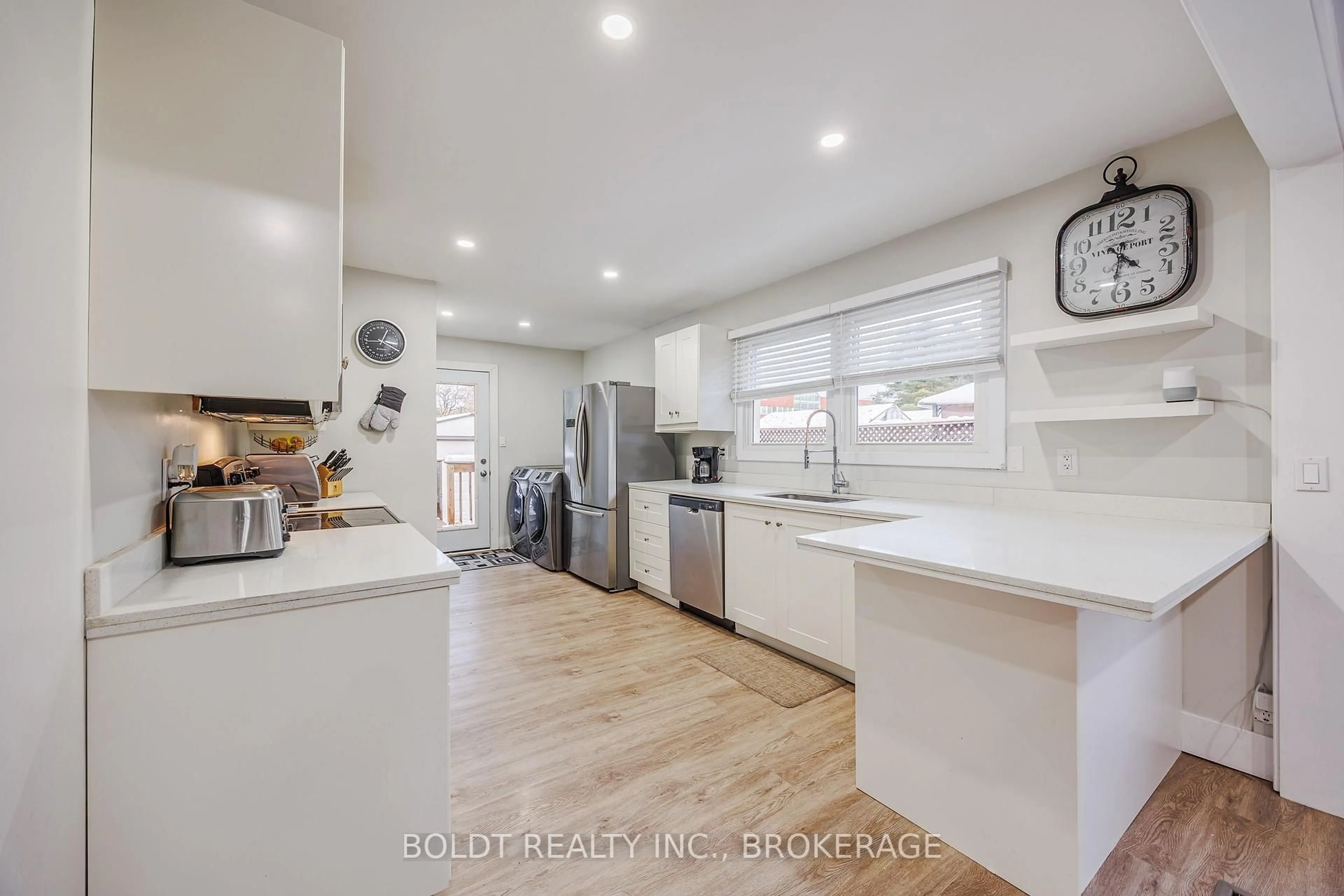 Open concept kitchen, unknown for 6491 Burdette Dr, Niagara Falls Ontario L2E 5H4