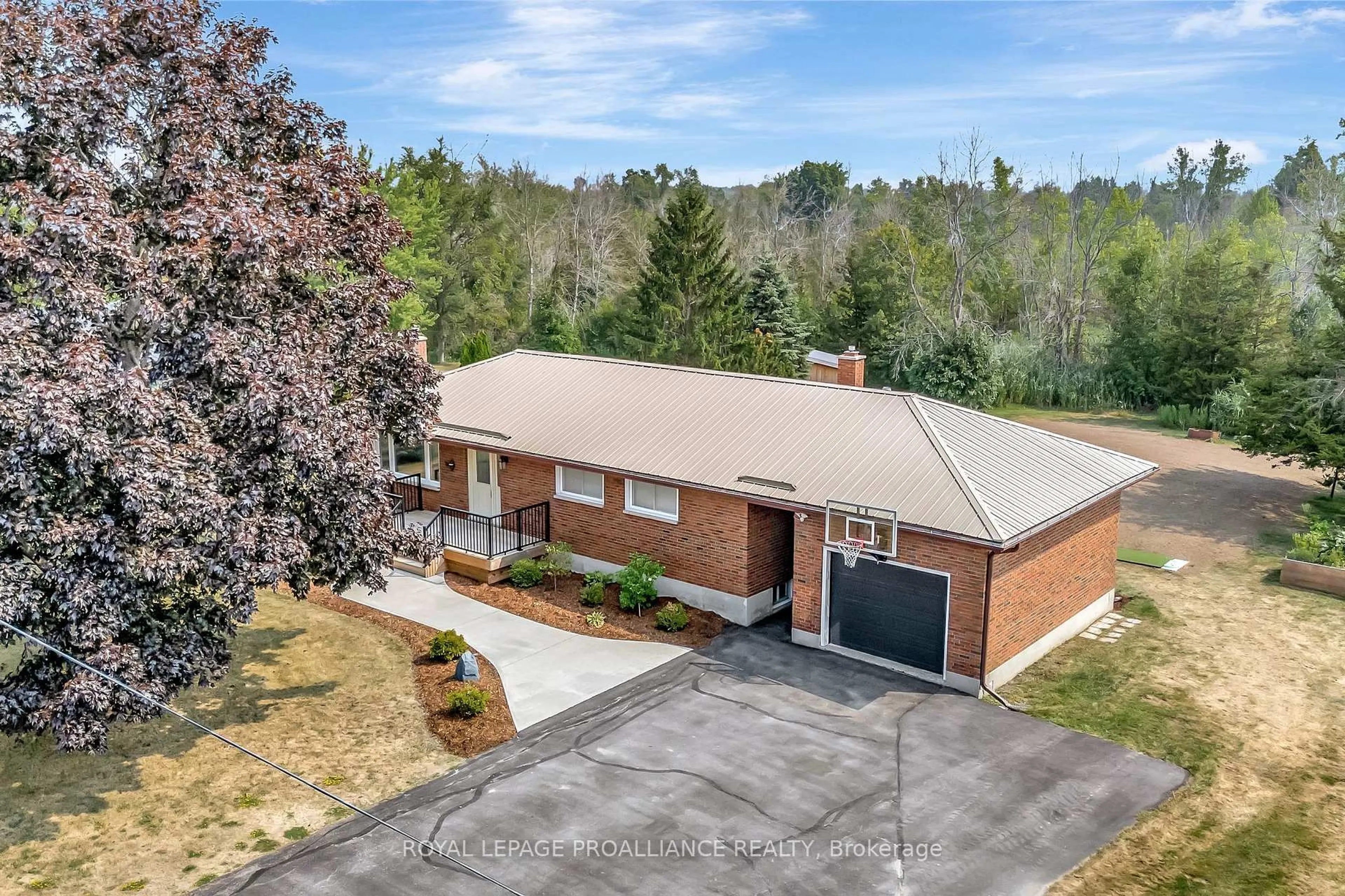 A pic from outside/outdoor area/front of a property/back of a property/a pic from drone, street for 206 ELMWOOD Dr, Belleville Ontario K8N 4Z4