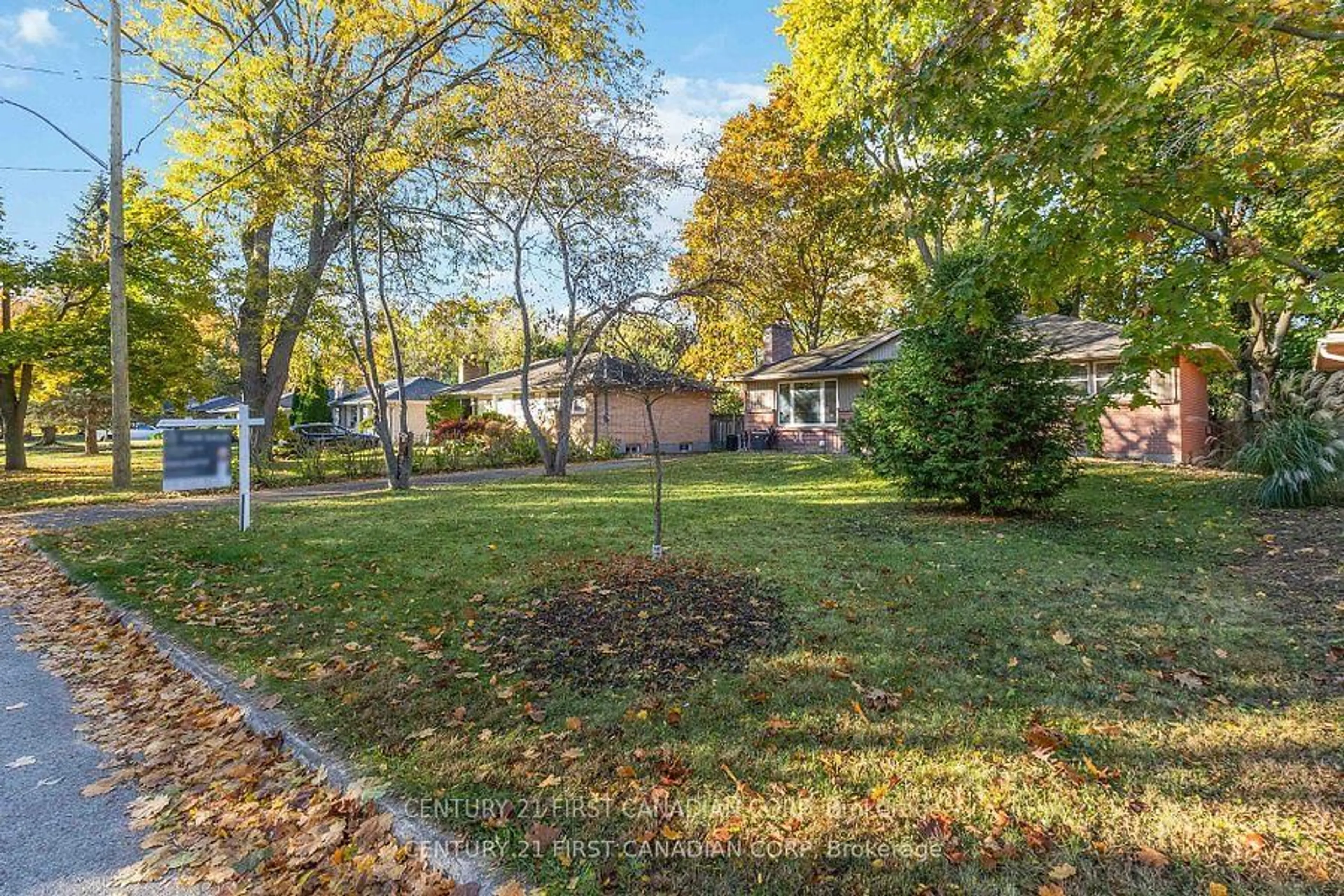 A pic from outside/outdoor area/front of a property/back of a property/a pic from drone, street for 441 Belvedere Ave, London South Ontario N6K 2R1