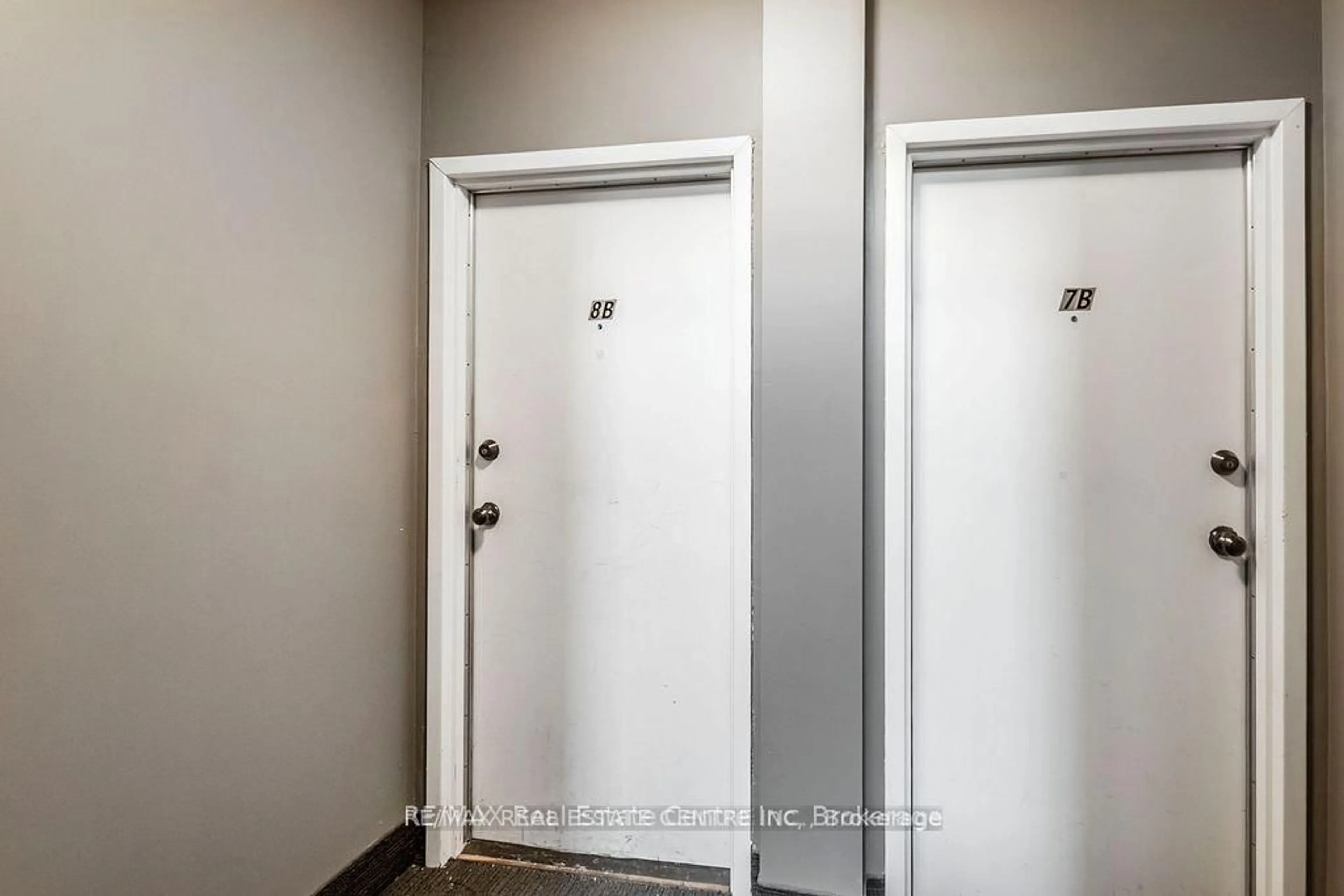 Indoor entryway for 38 Howe Dr #8B, Kitchener Ontario N2E 0E3