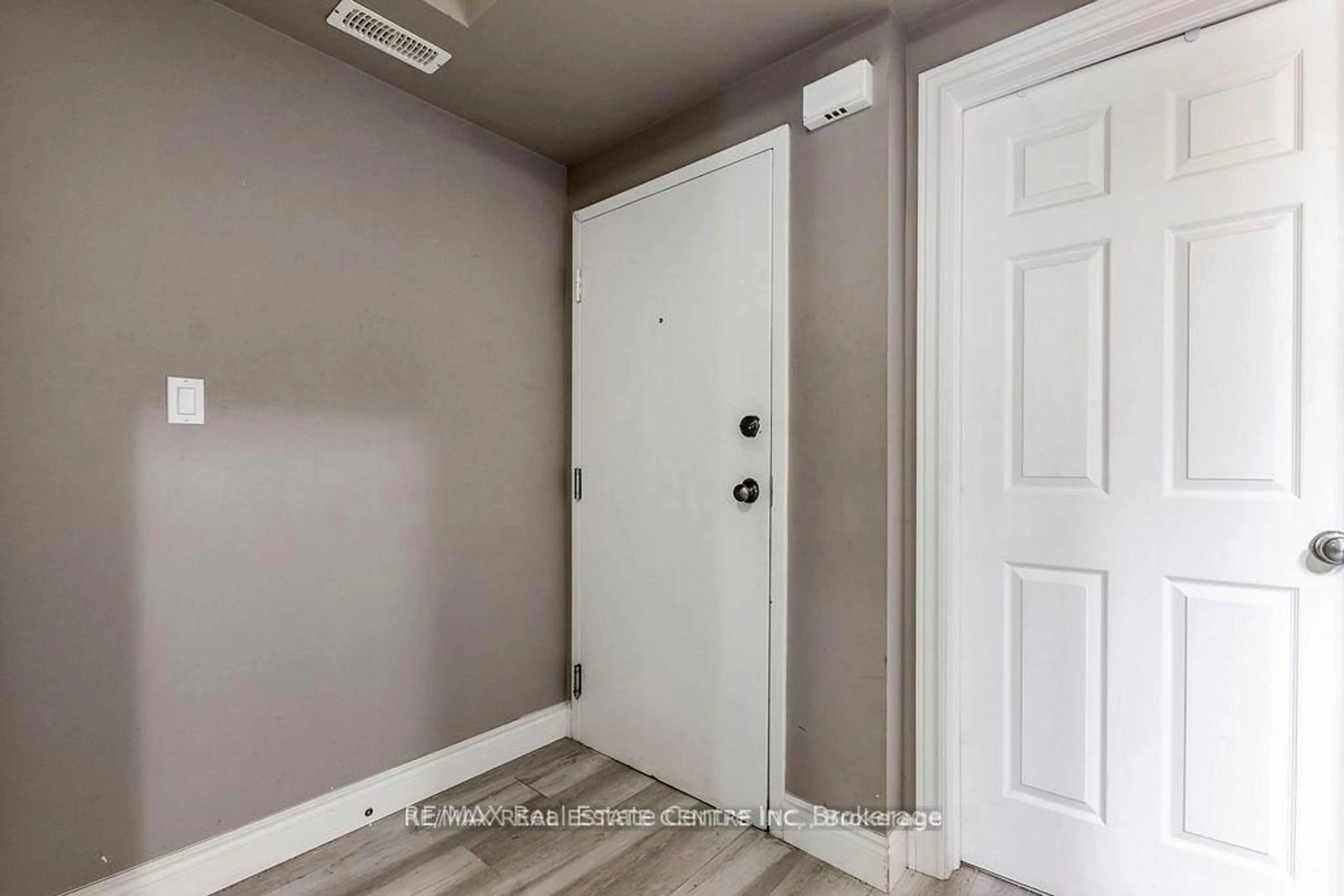 Indoor entryway for 38 Howe Dr #8B, Kitchener Ontario N2E 0E3
