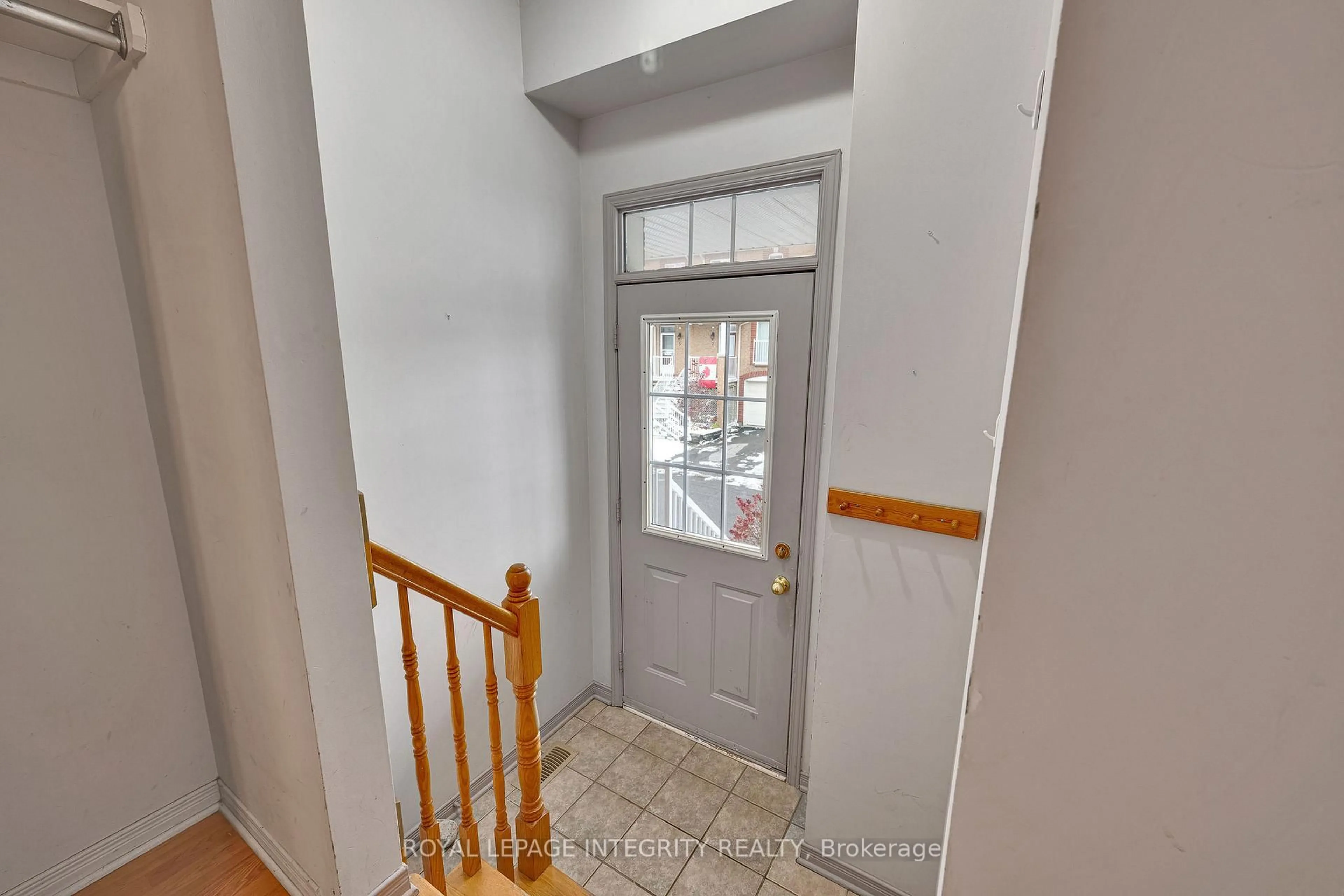Indoor entryway for 8 Bell Flower Private, Ottawa Ontario K1T 3Z8