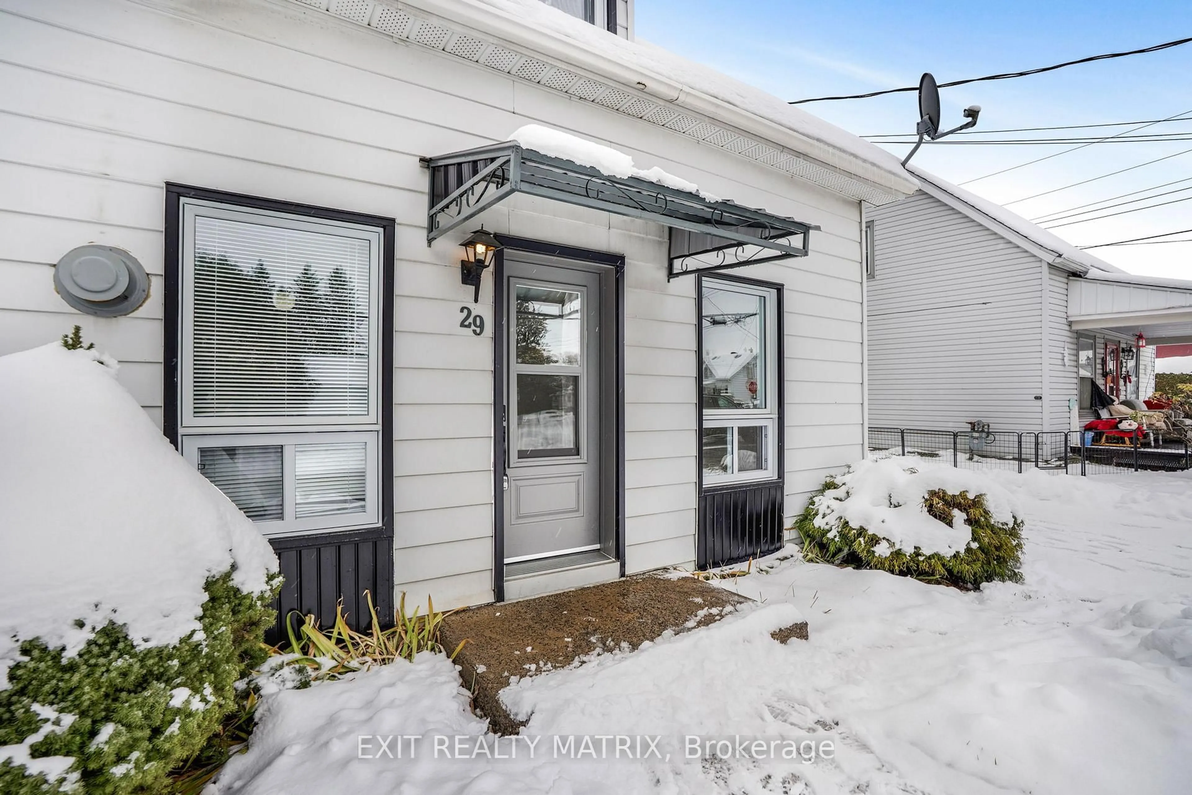 Indoor entryway for 29 Peter St, Champlain Ontario K0B 1K0