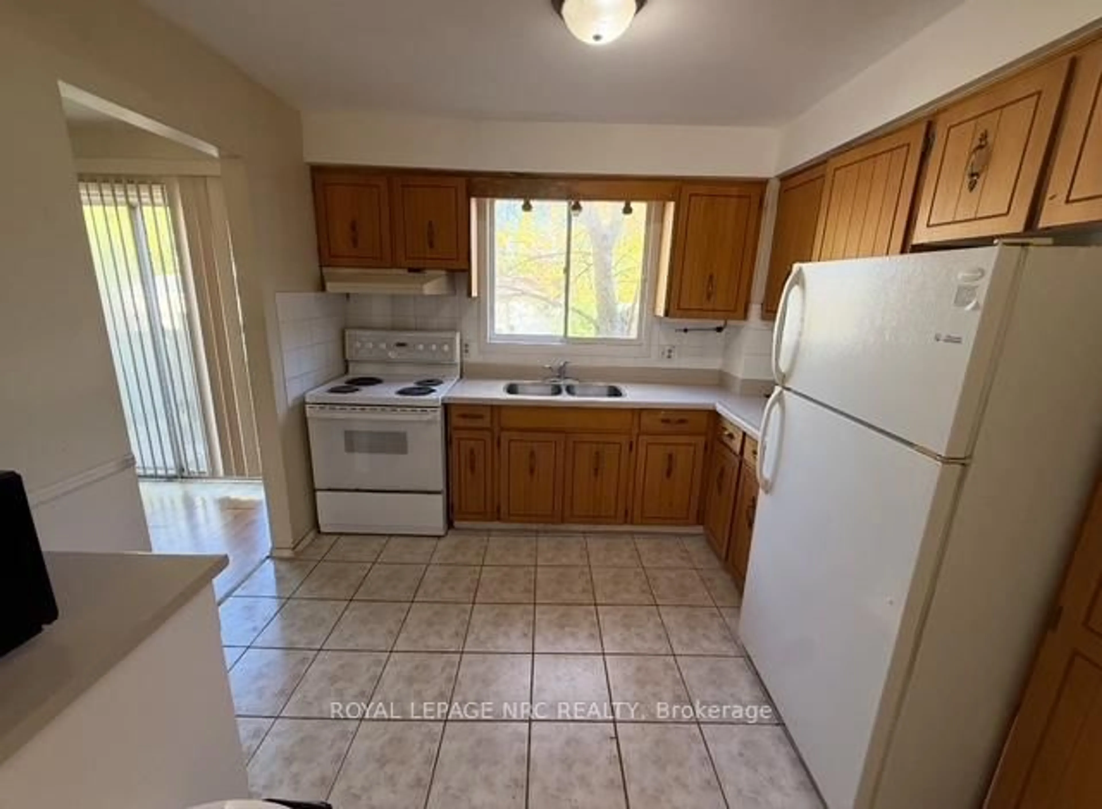 Standard kitchen, ceramic/tile floor for 6542 Burwood Ave, Niagara Falls Ontario L2H 1Z7