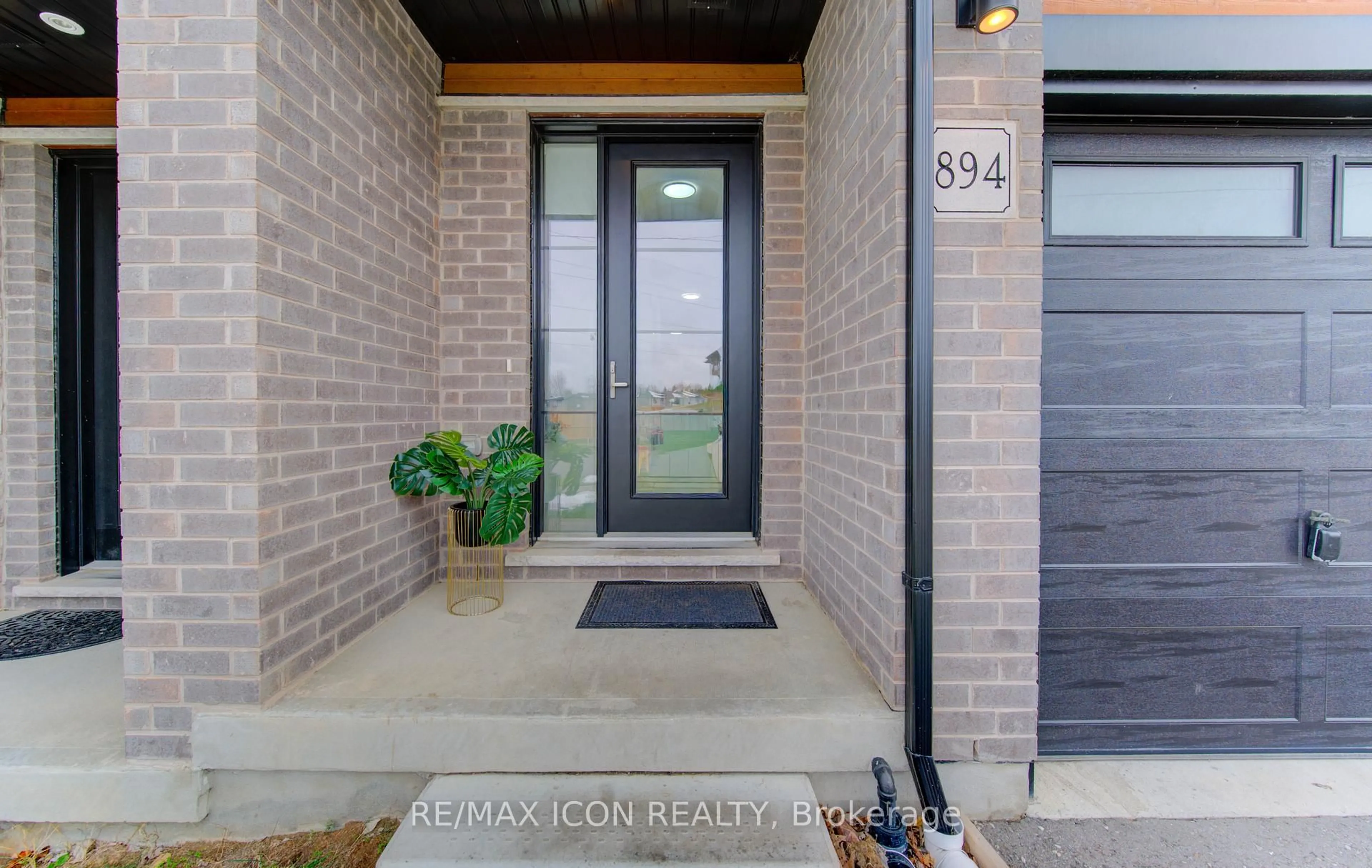 Indoor entryway for 894 Robert Ferrie Dr, Kitchener Ontario N2R 0P2