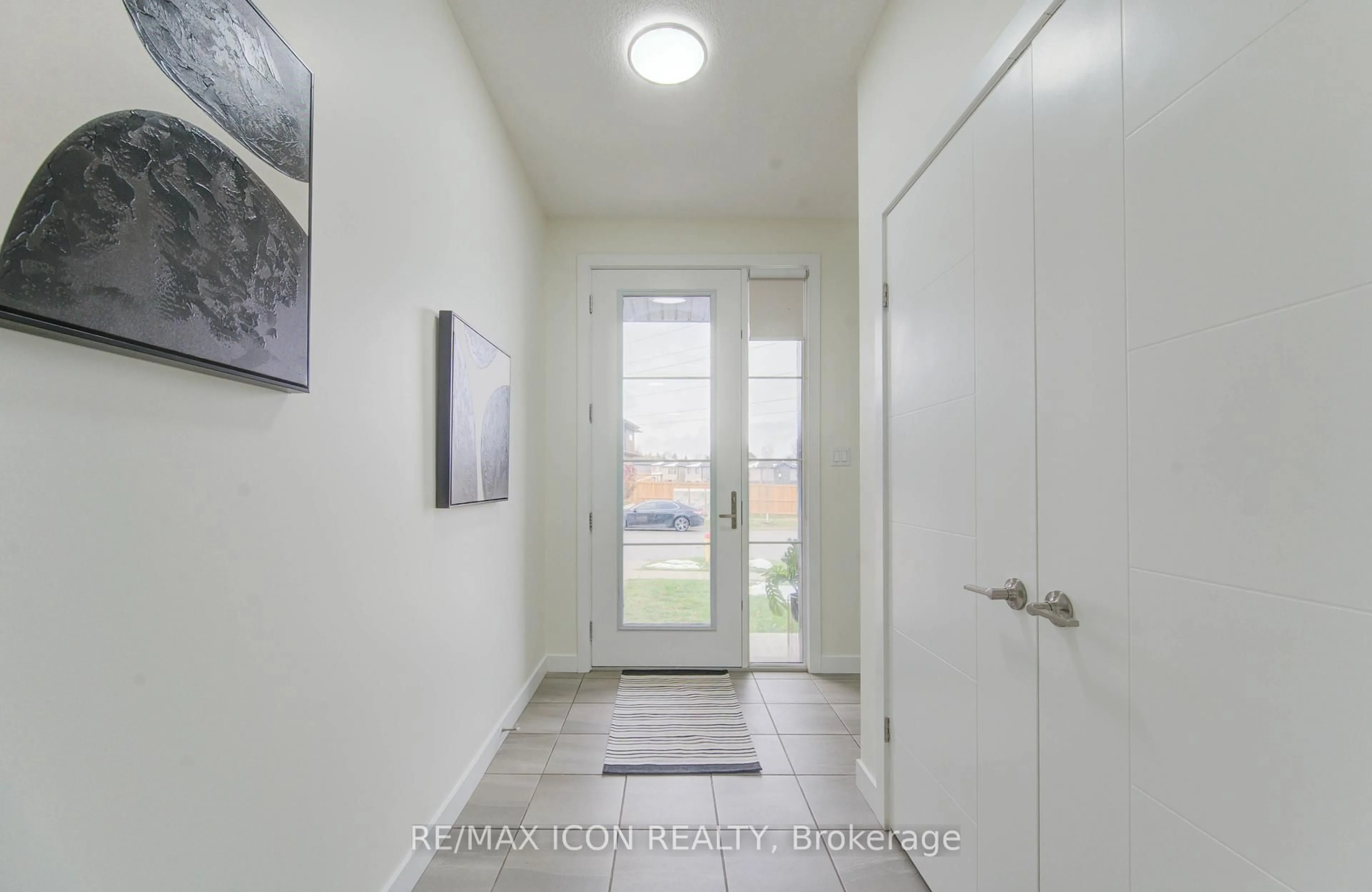 Indoor entryway for 894 Robert Ferrie Dr, Kitchener Ontario N2R 0P2