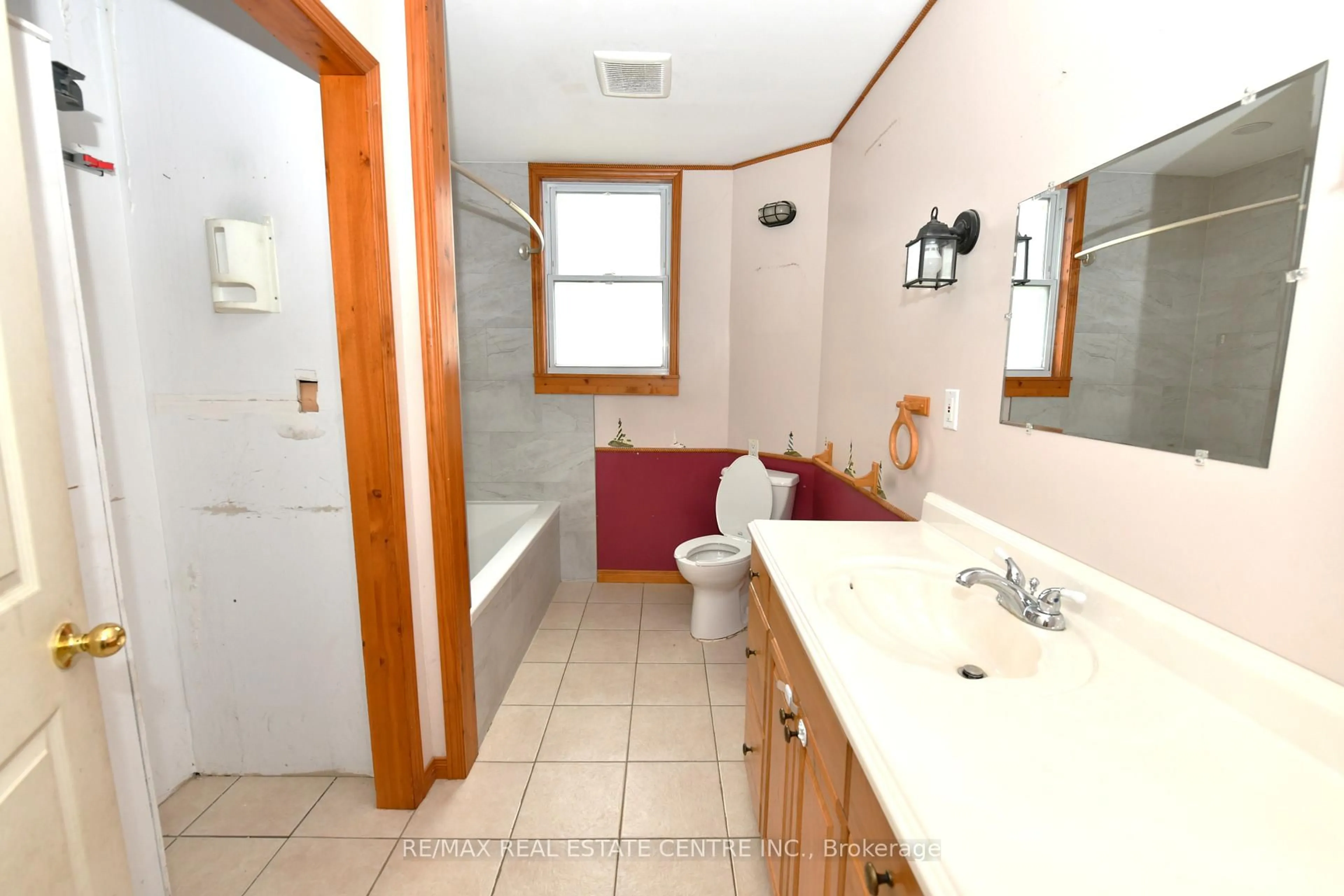 Standard bathroom, ceramic/tile floor for 274 WELLINGTON St, St. Thomas Ontario N5R 2S8