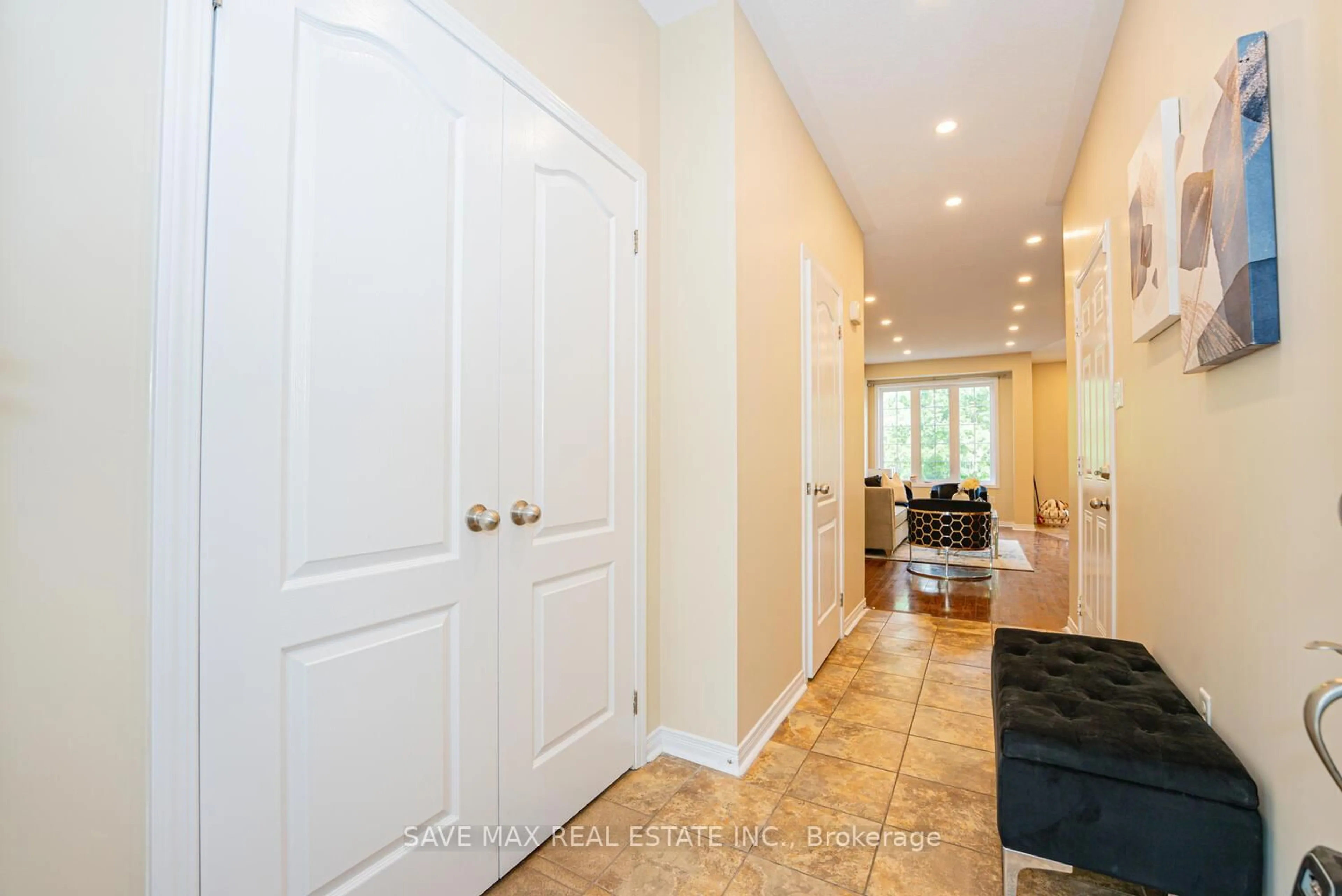 Indoor entryway for 21 Diana Ave #43, Brantford Ontario N3T 0G7